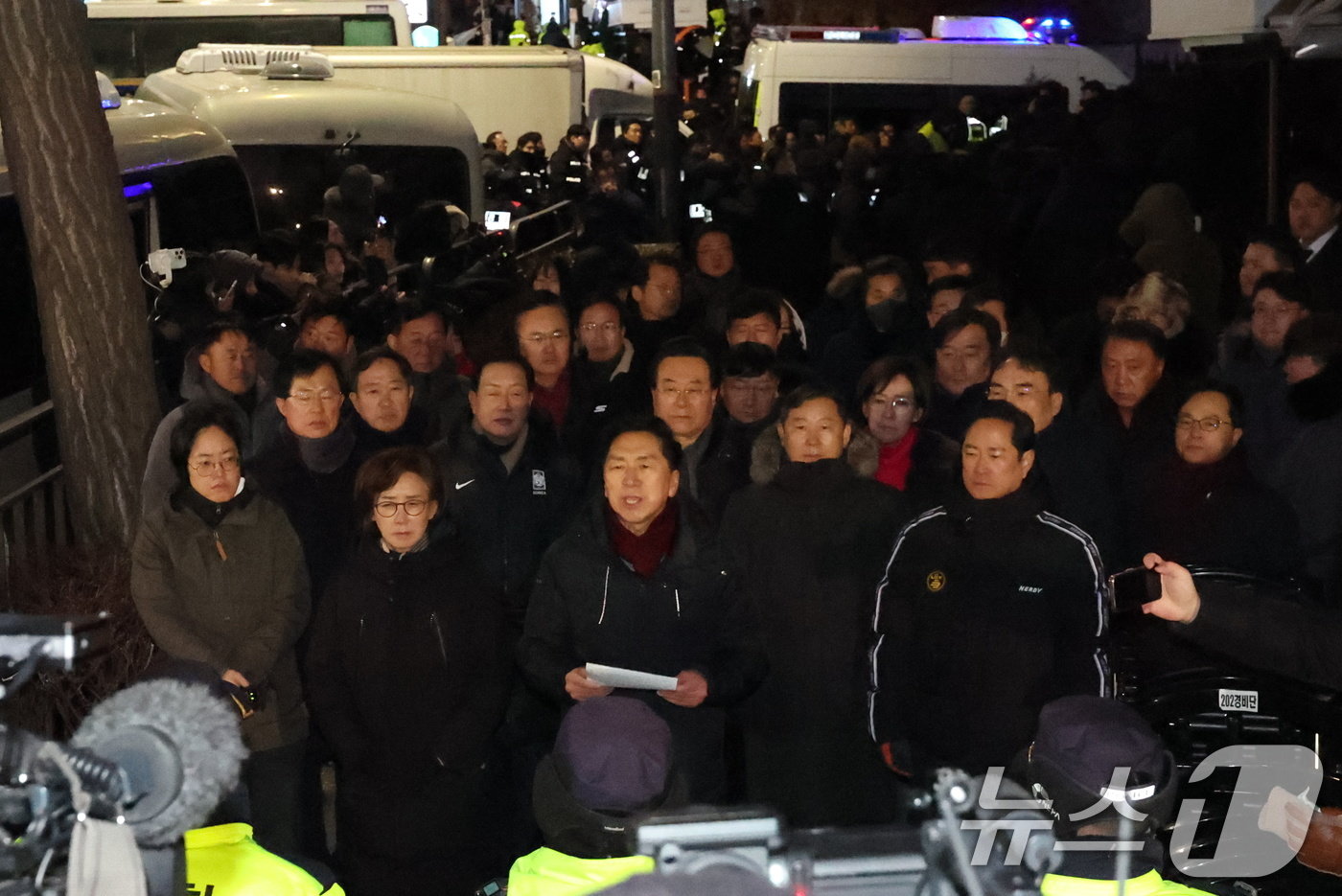 본문 이미지 - 고위공직자범죄수사처&#40;공수처&#41;가 윤석열 대통령 2차 체포영장 집행에 나선 15일 오전 서울 용산구 한남동 대통령 관저 앞에 김기현 의원을 비롯한 국민의힘 의원들이 입장을 밝히고 있다. 2025.1.15/뉴스1 ⓒ News1 송원영 기자