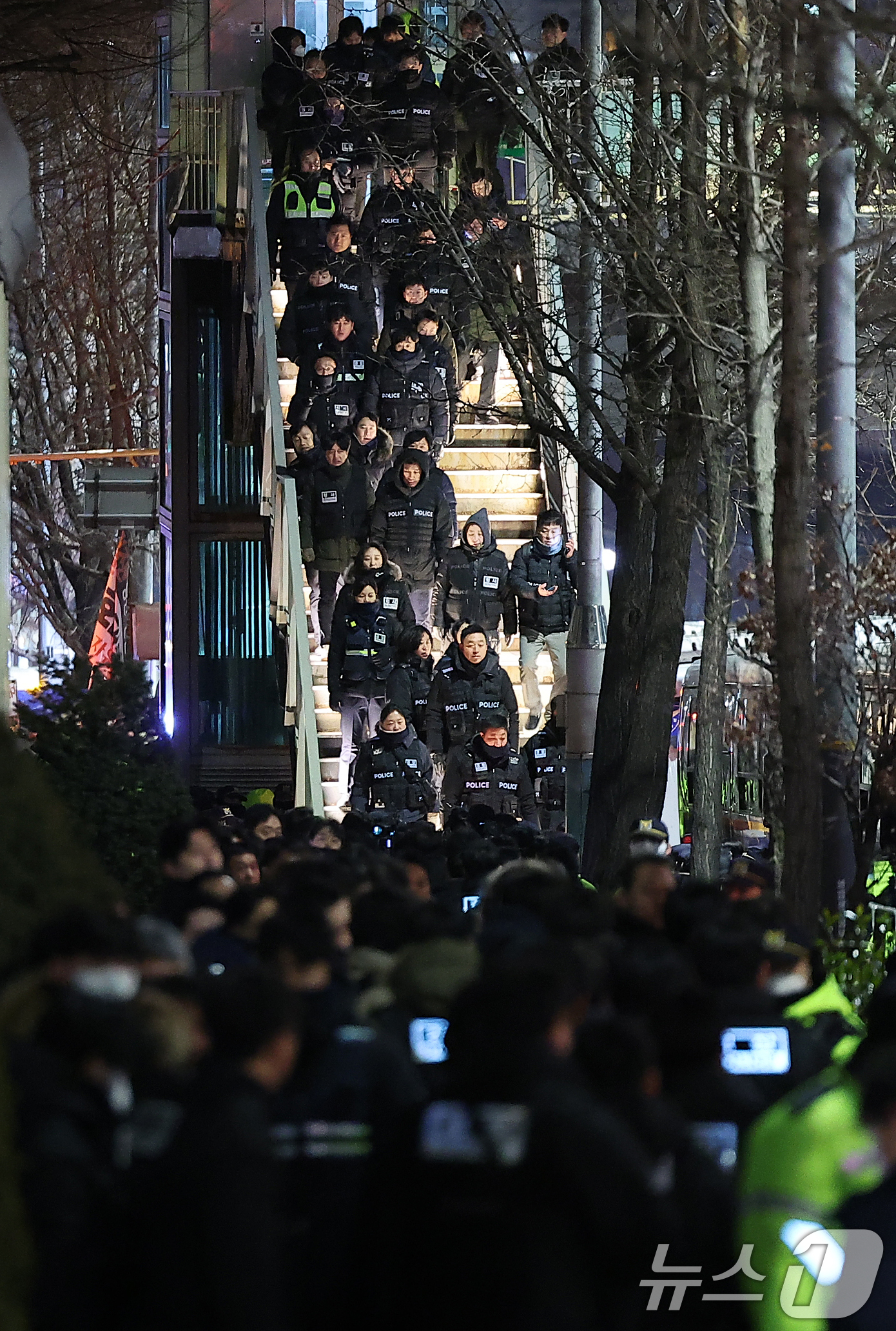 (서울=뉴스1) 김진환 기자 = 고위공직자범죄수사처(공수처)가 윤석열 대통령 2차 체포영장 집행에 나선 15일 오전 서울 용산구 한남동 대통령 관저로 형사들이 이동하고 있다. 20 …