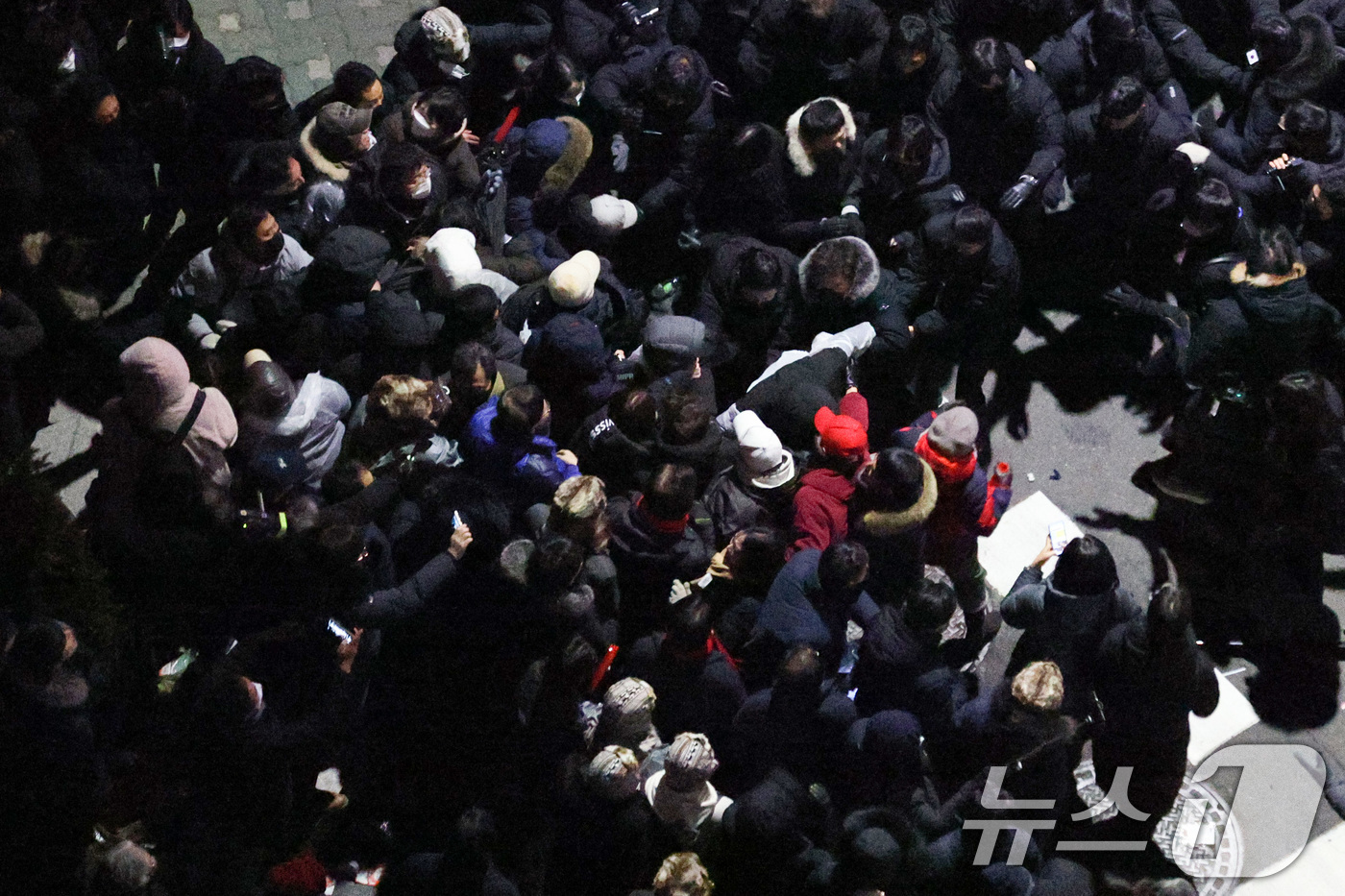 (서울=뉴스1) 신웅수 기자 = 고위공직자범죄수사처(공수처)가 윤석열 대통령 2차 체포영장 집행에 나선 15일 오전 서울 용산구 한남동 대통령 관저로 관계자들이 윤 지지자들과 몸싸 …