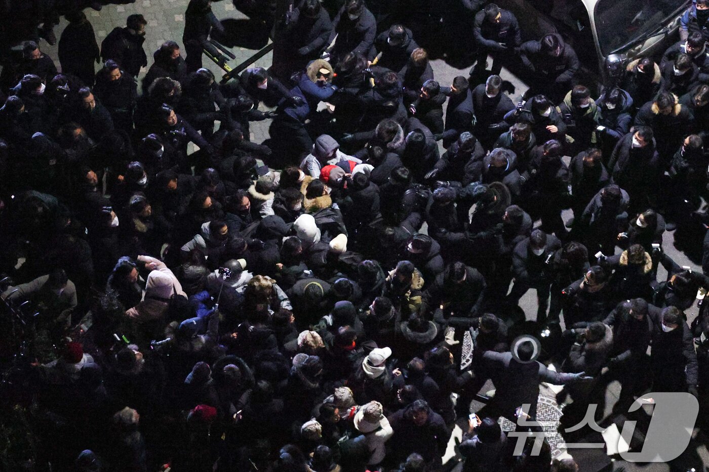 본문 이미지 - 고위공직자범죄수사처&#40;공수처&#41;가 윤석열 대통령 2차 체포영장 집행에 나선 15일 오전 서울 용산구 한남동 대통령 관저로 관계자들이 진입을 시도하고 있다. 2025.1.15/뉴스1 ⓒ News1 신웅수 기자