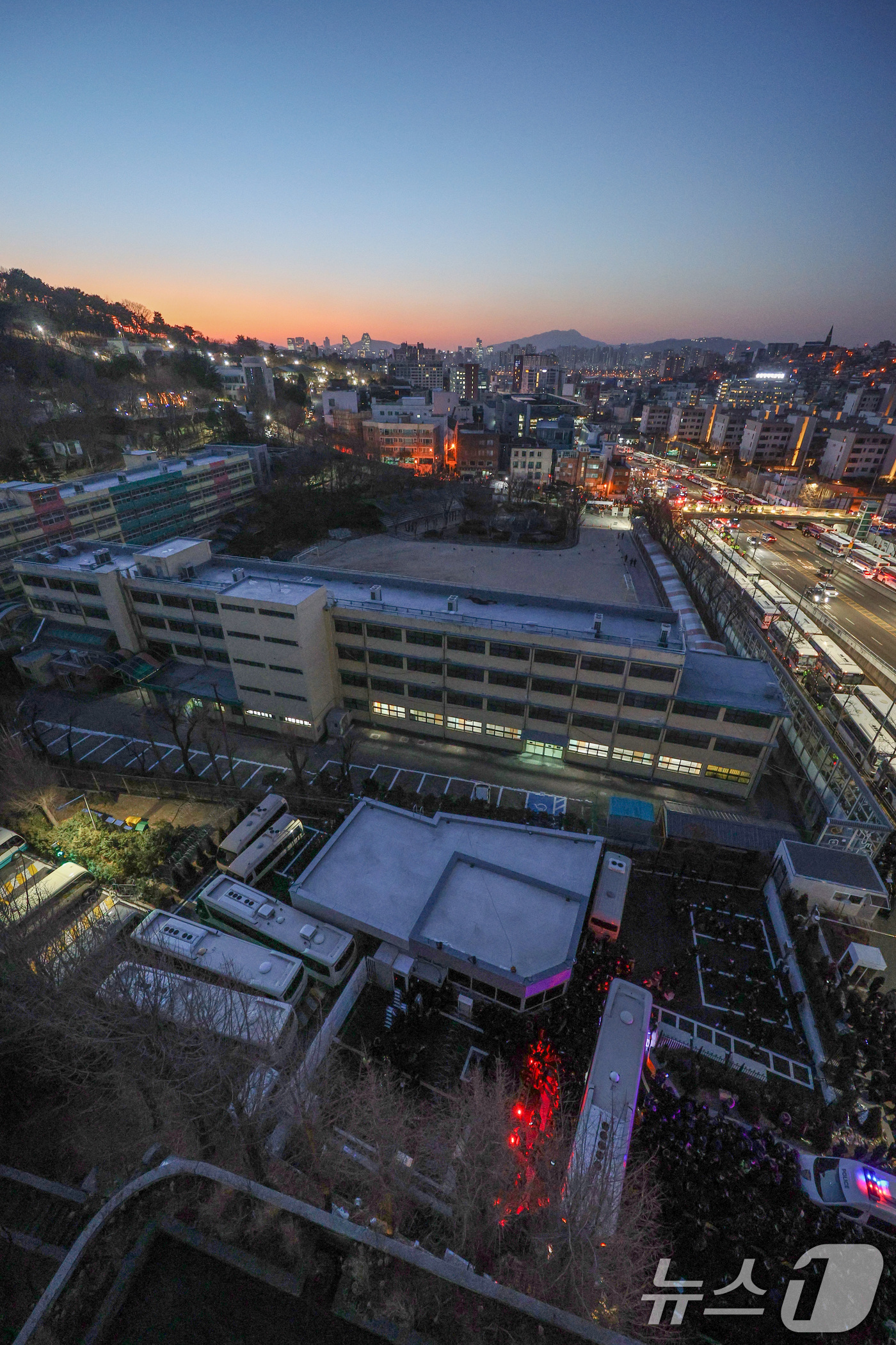 (서울=뉴스1) 신웅수 기자 = 고위공직자범죄수사처(공수처)가 윤석열 대통령 2차 체포영장 집행에 나선 15일 오전 서울 용산구 한남동 대통령 관저로 관계자들이 진입을 시도하고 있 …