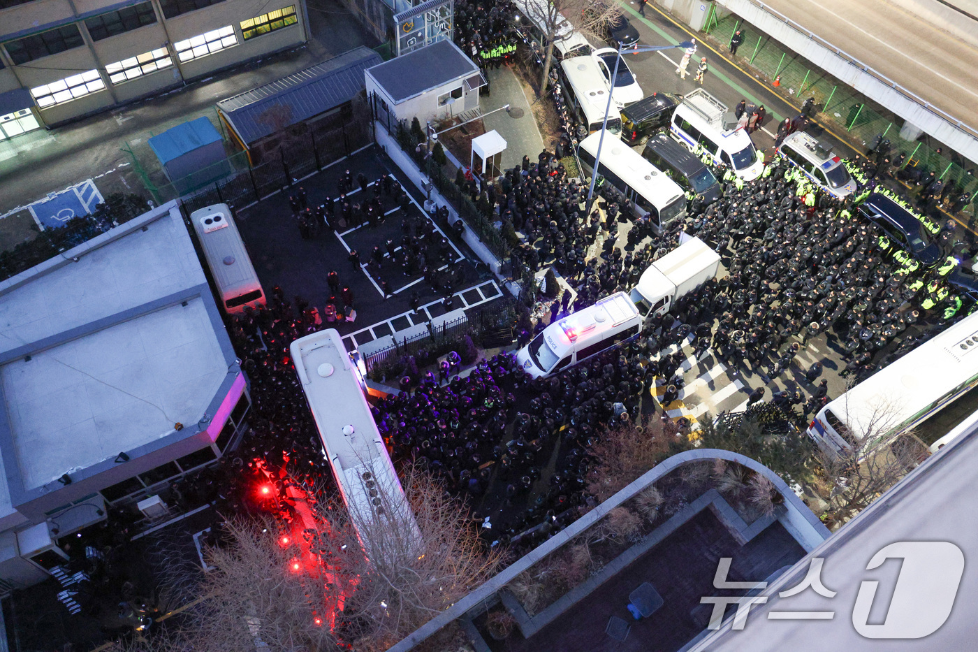 (서울=뉴스1) 신웅수 기자 = 고위공직자범죄수사처(공수처)가 윤석열 대통령 2차 체포영장 집행에 나선 15일 오전 서울 용산구 한남동 대통령 관저로 관계자들이 진입을 시도하고 있 …