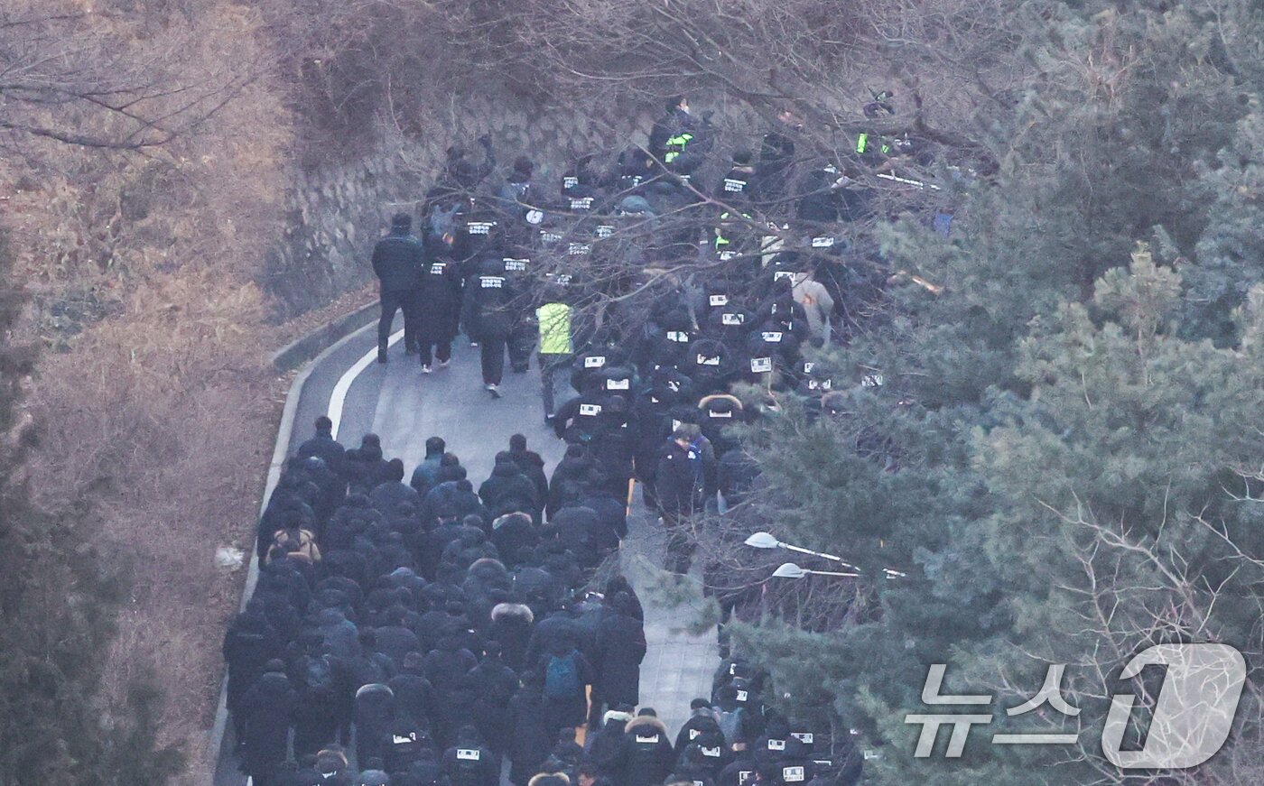 본문 이미지 - 고위공직자범죄수사처(공수처)가 윤석열 대통령 2차 체포영장 집행에 나선 지난 해 1월 15일 오전 서울 용산구 한남동 대통령 관저로 공수처 관계자 및 경찰이 진입하고 있다. 2025.1.15 ⓒ 뉴스1 오대일 기자