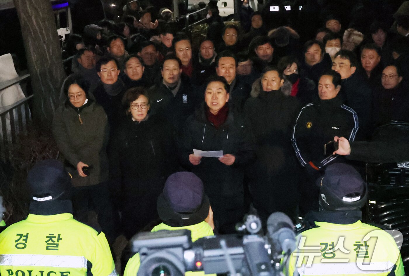본문 이미지 - 고위공직자범죄수사처(공수처)가 윤석열 대통령 2차 체포영장 집행에 나선 지난해 1월 15일 오전 서울 용산구 한남동 대통령 관저 앞에 김기현 의원(가운데)을 비롯한 국민의힘 의원들이 입장을 밝히고 있다. 2025.1.15 ⓒ 뉴스1 송원영 기자