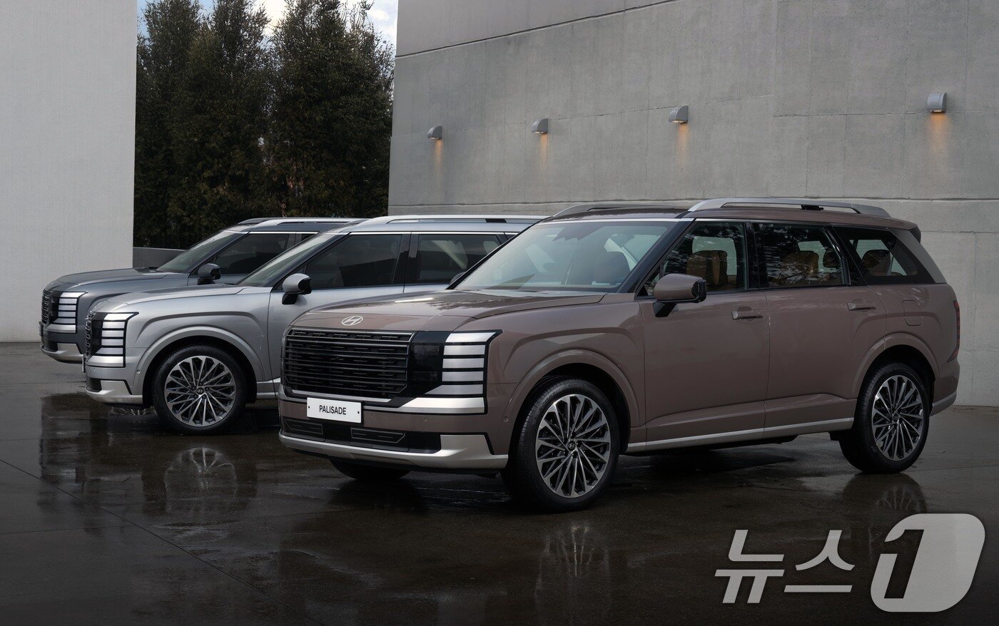 본문 이미지 - 지난 14일 경기도 성남시 수정구 메종 디탈리에서 열린 현대자동차의 프리미엄 플래그십 대형 SUV ‘디 올 뉴 팰리세이드&#39; 론칭 행사에 차량이 전시돼 있다. &#40;현대자동차 제공&#41; 2025.1.15/뉴스1