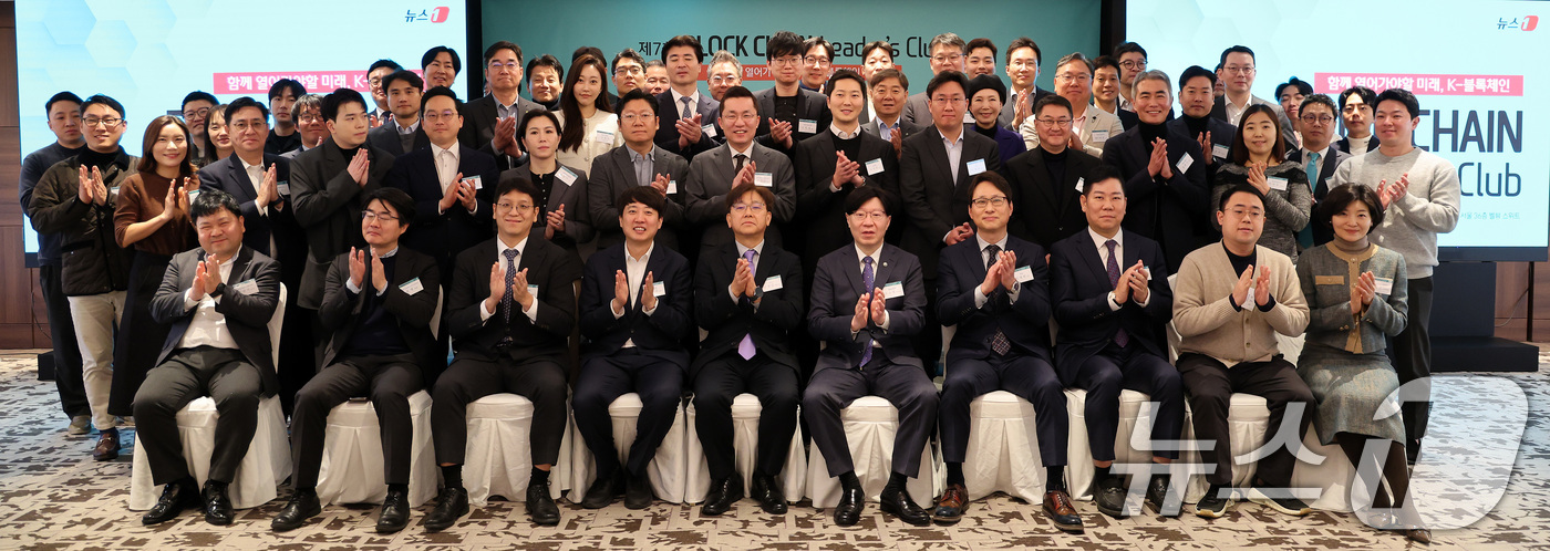 (서울=뉴스1) 이동해 기자 = 이영섭 뉴스1 대표와 이준석 개혁신당 의원, 김소영 금융위원회 부위원장이 15일 오전 서울 중구 롯데호텔에서 열린 제7회 뉴스1 블록체인 리더스클럽 …