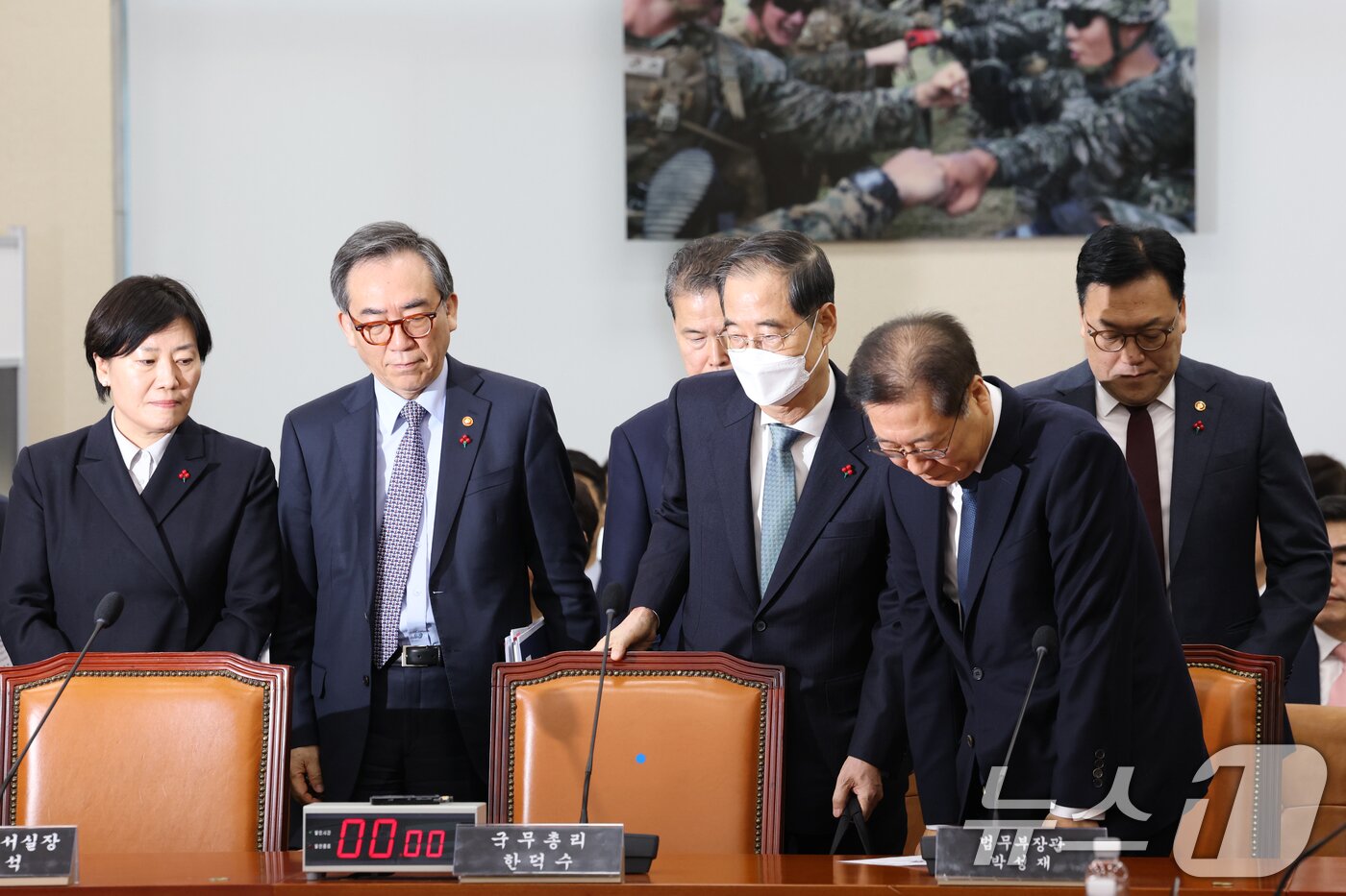 본문 이미지 - 한덕수 국무총리와 국무위원들이 15일 오전 서울 여의도 국회에서 열린 윤석열 정부의 비상계엄선포를 통한 내란 혐의 진상규명 국정조사 특별위원회에 출석하고 있다. 2025.1.15/뉴스1 ⓒ News1 이광호 기자