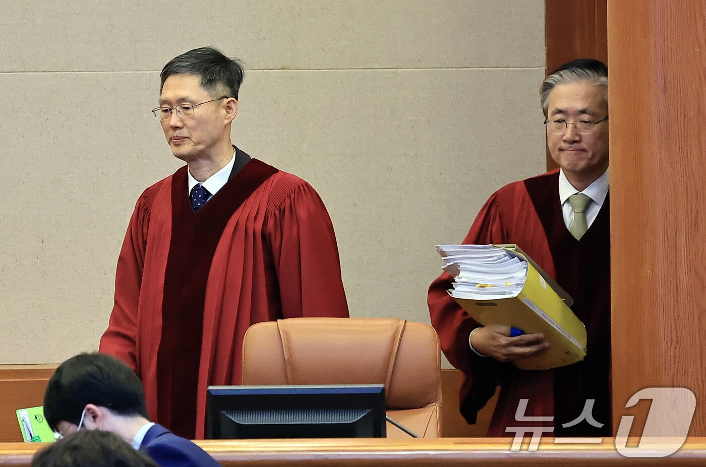 본문 이미지 - 문형배 헌법재판소장 권한대행과 김형두 헌법재판관이 15일 오전 서울시 종로구 재동 헌법재판소 대심판정에서 열린 이진숙 방송통신위원장 탄핵심판청구 사건에 대한 3회 변론에 참석하고 있다. 2025.1.15/뉴스1 ⓒ News1 박정호 기자