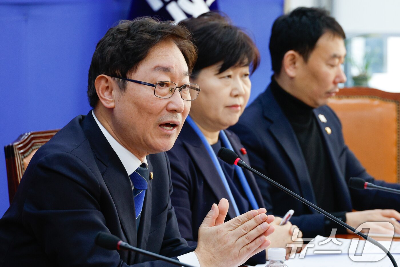 본문 이미지 - 국회 법제사법위원회 박범계 더불어민주당 간사와 위원들이 15일 서울 여의도 국회에서 내란특검법 관련 기자간담회를 하고 있다. 왼쪽부터 박범계, 서영교, 김용민 위원. 2025.1.15/뉴스1 ⓒ News1 안은나 기자