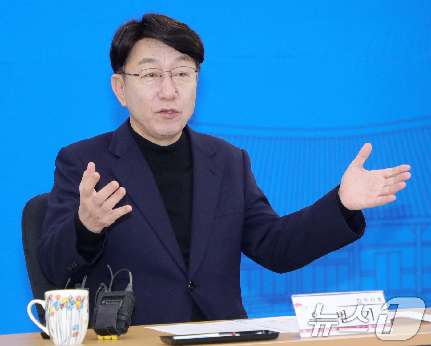 (전주=뉴스1) 유경석 기자 = 우범기 전주시장이 15일 전북자치도 전주시 전주시청 회의실에서 열린 '탄소국가산단 입주희망기업 투자협약 체결식'에서 인사말을 하고 있다. 2025. …