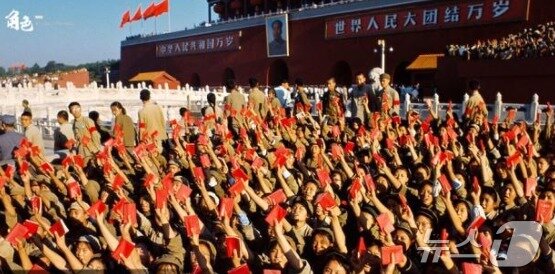 본문 이미지 - 홍위병들이 샤오홍슈를 들고 찬성을 표시하고 있다. - 바이두 갈무리