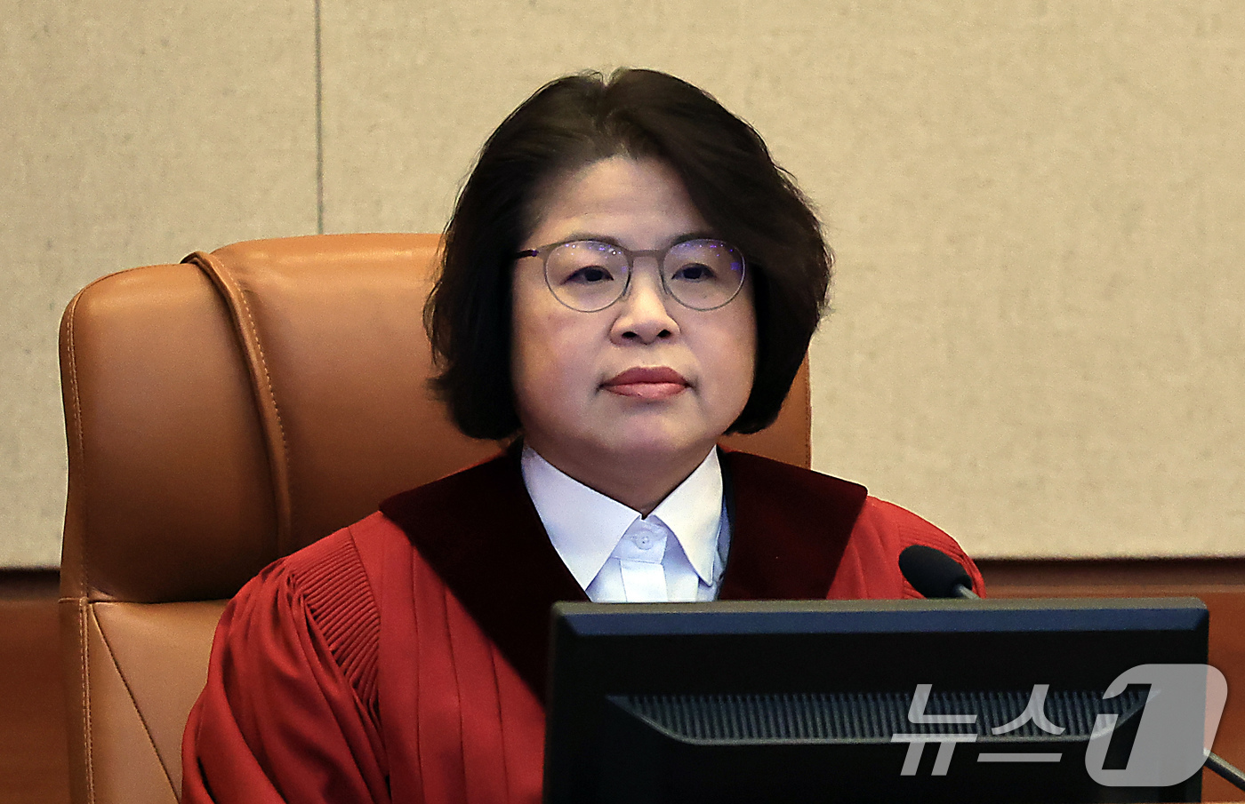 (서울=뉴스1) 박정호 기자 = 김복형 헌법재판관이 15일 오전 서울시 종로구 재동 헌법재판소 대심판정에서 열린 이진숙 방송통신위원장 탄핵심판청구 사건에 대한 3회 변론에 참석해 …