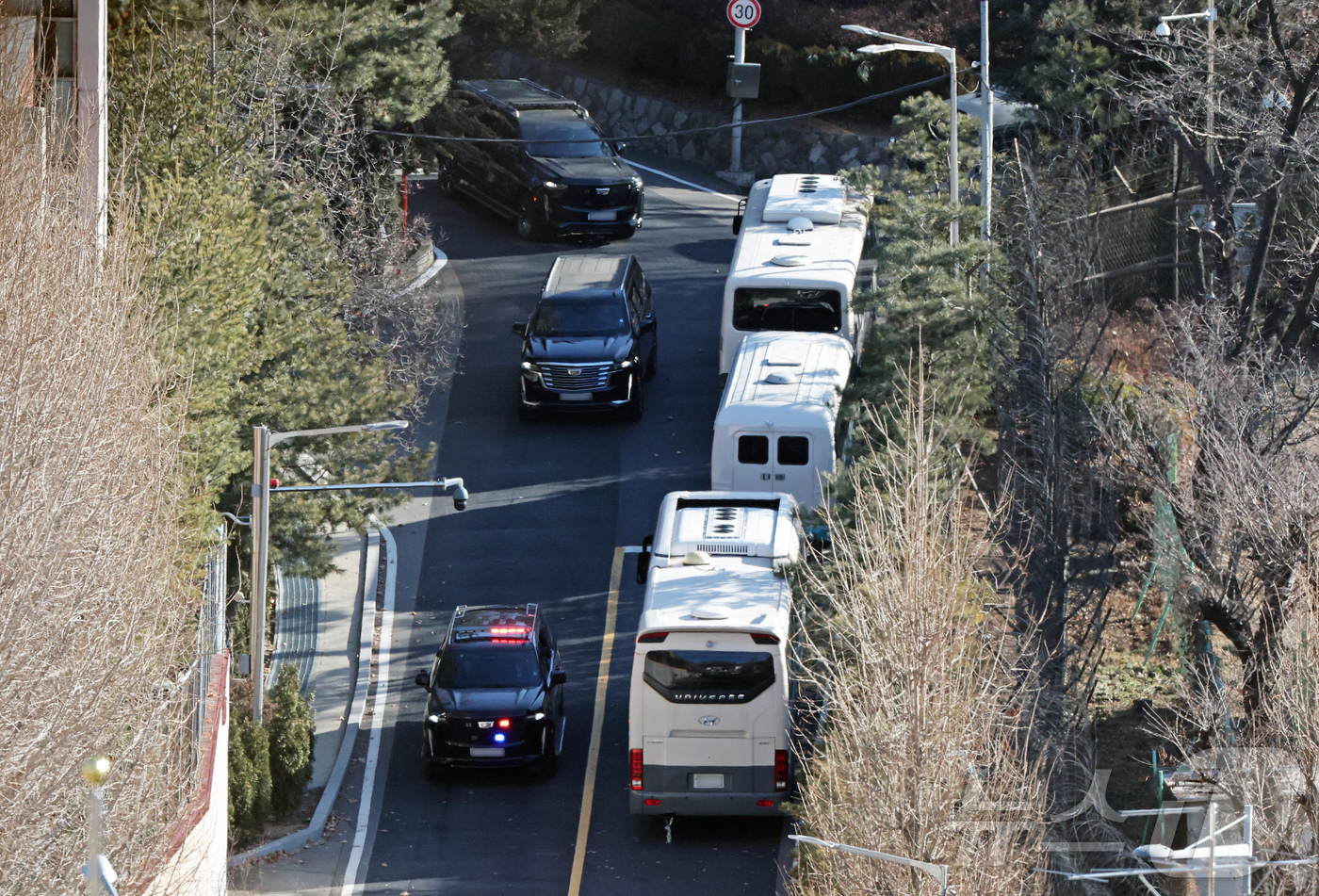 (서울=뉴스1) 오대일 기자 = 내란 우두머리 혐의로 체포된 윤석열 대통령을 태운 차량 행렬이 15일 오전 서울 용산구 한남동 대통령 관저를 빠져나와 과천 공수처 조사실로 향하고 …