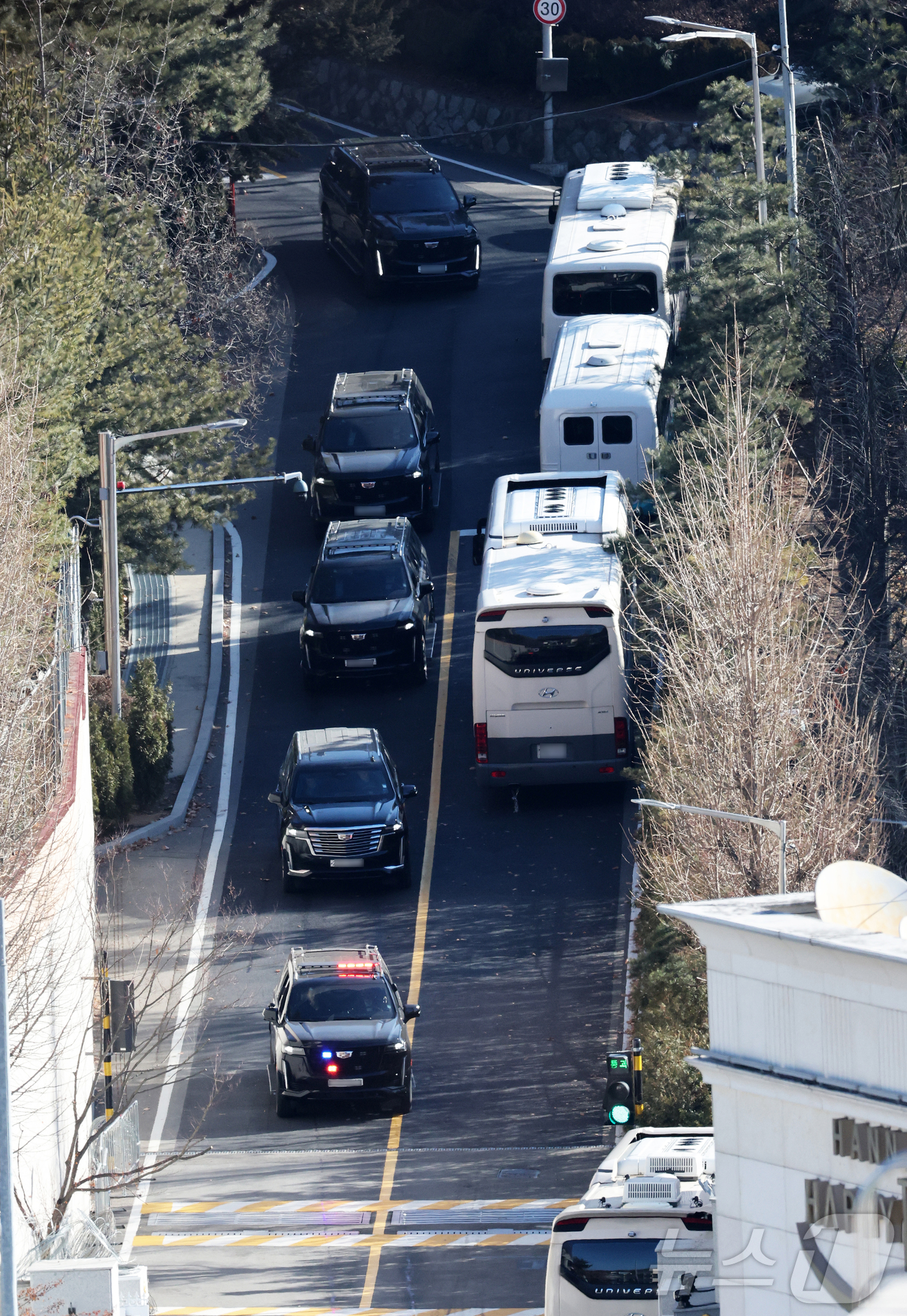 (서울=뉴스1) 오대일 기자 = 내란 우두머리 혐의로 체포된 윤석열 대통령을 태운 차량 행렬이 15일 오전 서울 용산구 한남동 대통령 관저를 빠져나와 과천 공수처 조사실로 향하고 …