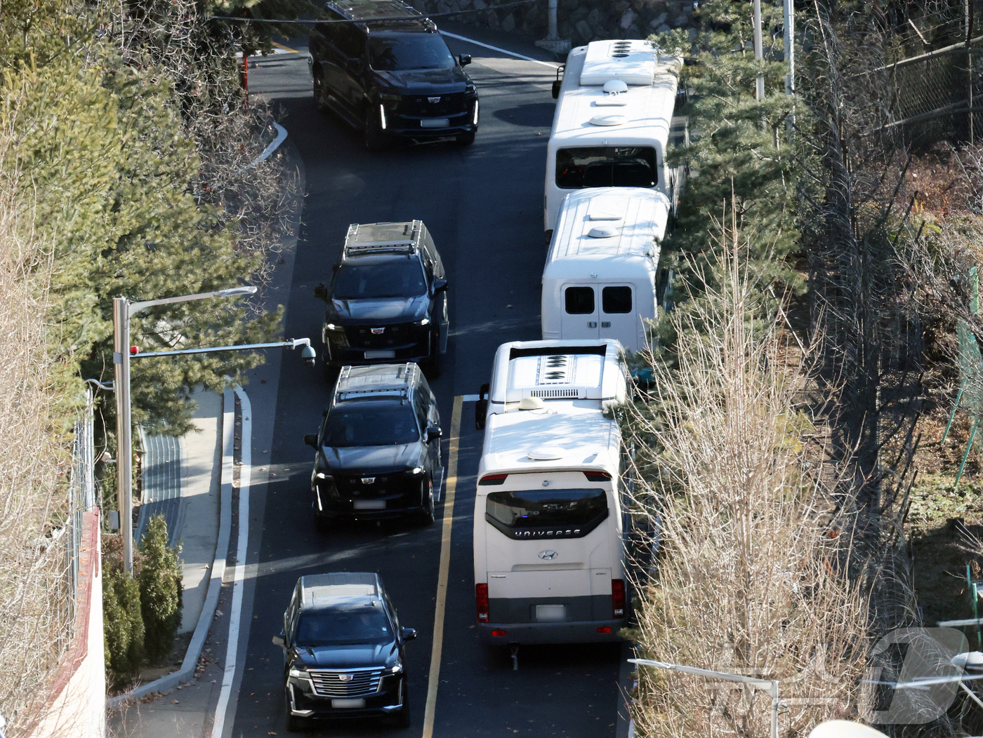 (서울=뉴스1) 오대일 기자 = 내란 우두머리 혐의로 체포된 윤석열 대통령을 태운 차량 행렬이 15일 오전 서울 용산구 한남동 대통령 관저를 빠져나와 과천 공수처 조사실로 향하고 …