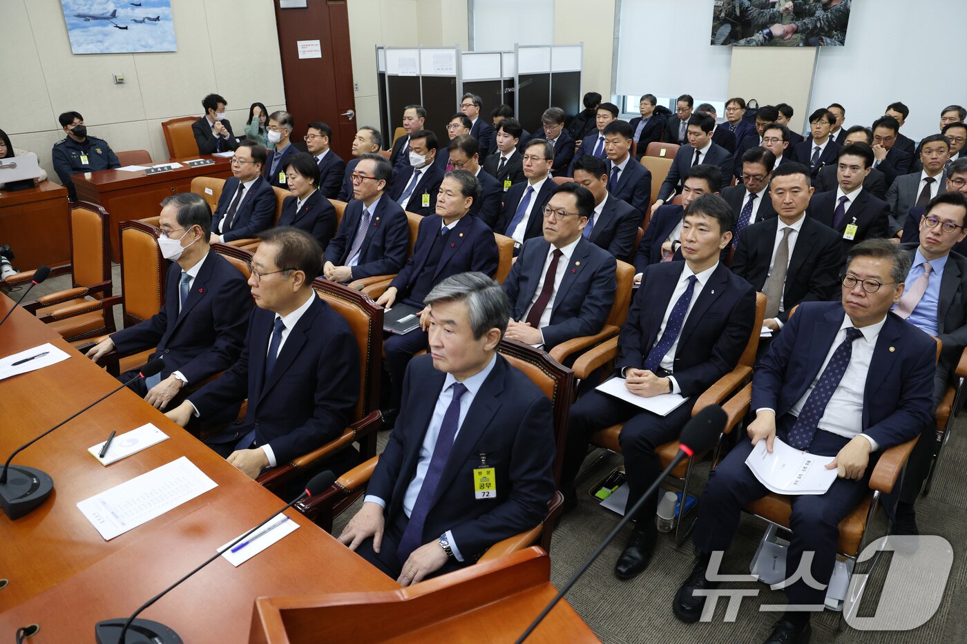 본문 이미지 - 한덕수 국무총리와 국무위원들이 15일 오전 서울 여의도 국회에서 열린 윤석열 정부의 비상계엄선포를 통한 내란 혐의 진상규명 국정조사 특별위원회에 출석하고 있다. 2025.1.15/뉴스1 ⓒ News1 이광호 기자