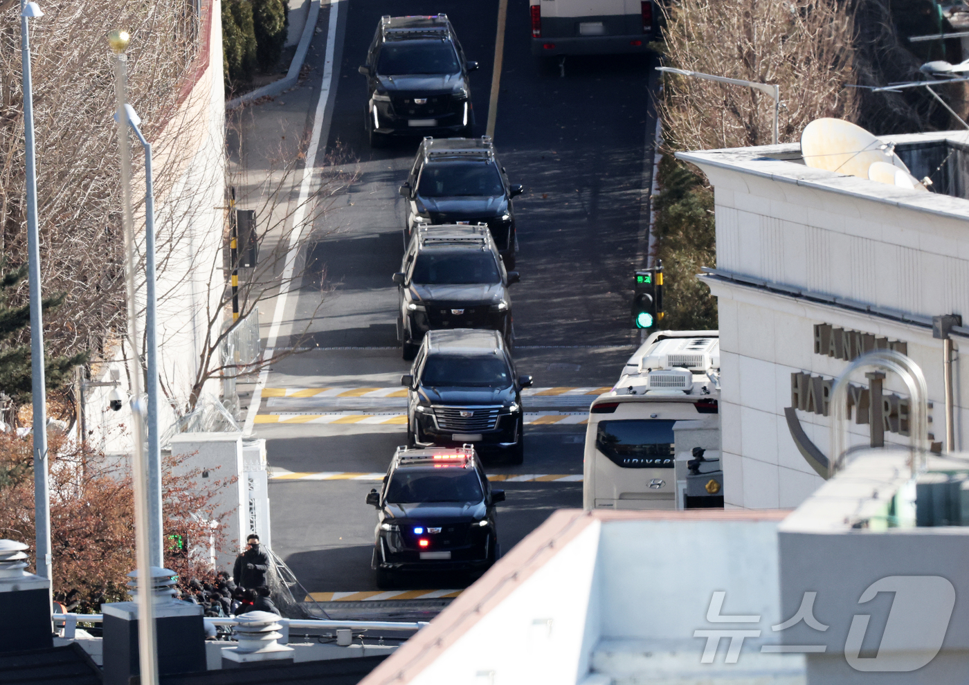 (서울=뉴스1) 오대일 기자 = 내란 우두머리 혐의로 체포된 윤석열 대통령을 태운 차량 행렬이 15일 오전 서울 용산구 한남동 대통령 관저를 빠져나와 과천 공수처 조사실로 향하고 …