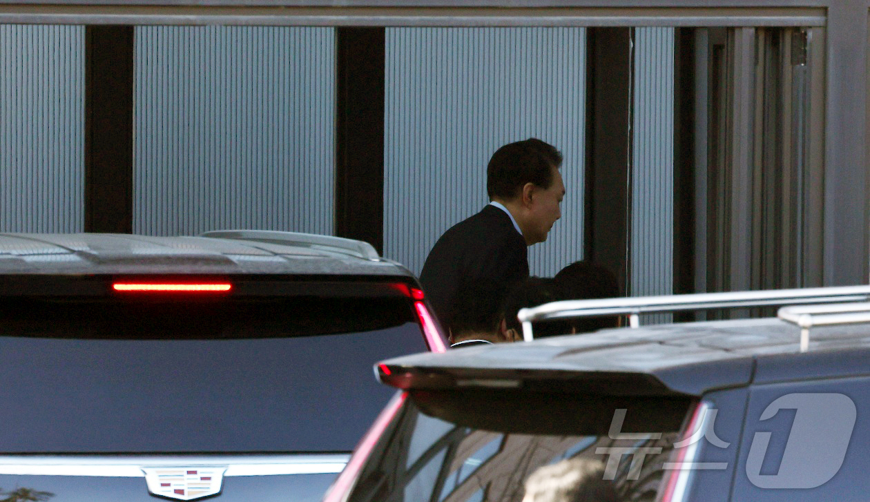 (과천=뉴스1) 김영운 기자 = 윤석열 대통령이 15일 오전 경기 과천시 정부과천청사 고위공직자범죄수사처(공수처)로 들어가고 있다.이날 공수처에서 조사를 받는 윤 대통령은 내란 수 …