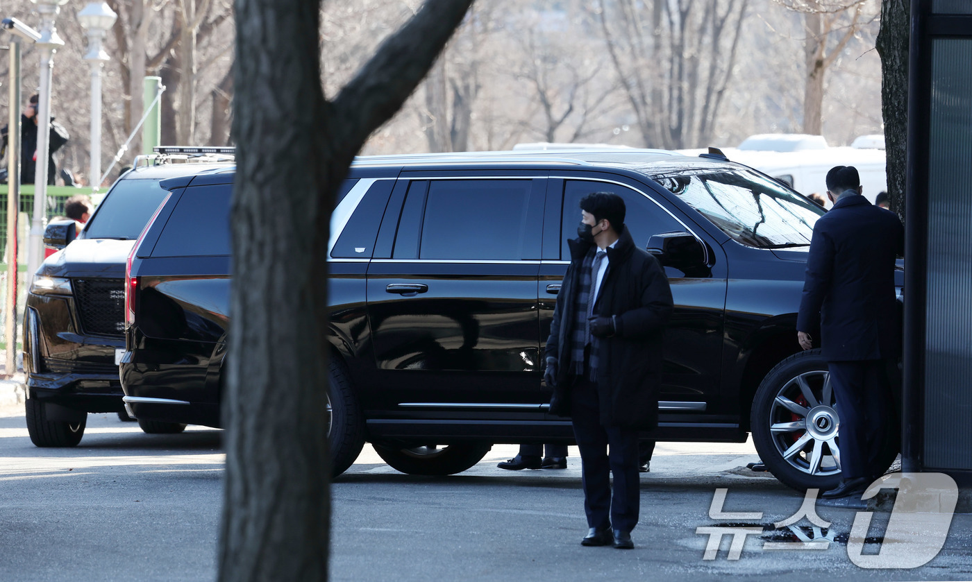(과천=뉴스1) 김영운 기자 = 내란 우두머리 등의 혐의로 체포된 윤석열 대통령을 태운 차량이 15일 경기도 정부과천청사 고위공직자범죄수사처(공수처) 차고로 들어서고 있다. (공동 …