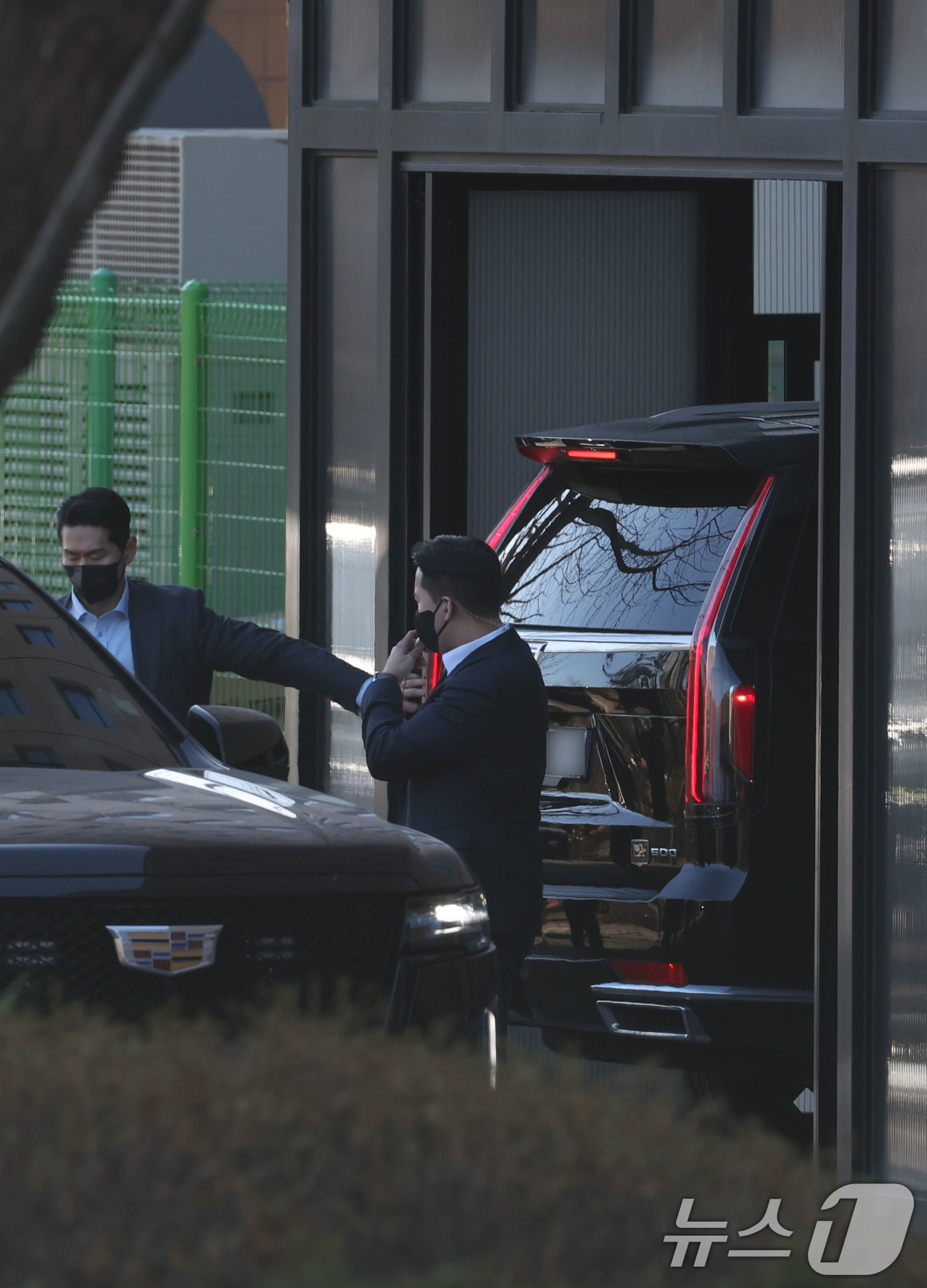 (과천=뉴스1) 김영운 기자 = 내란 우두머리 등의 혐의로 체포된 윤석열 대통령을 태운 차량이 15일 경기도 정부과천청사 고위공직자범죄수사처(공수처) 차고로 들어서고 있다. (공동 …