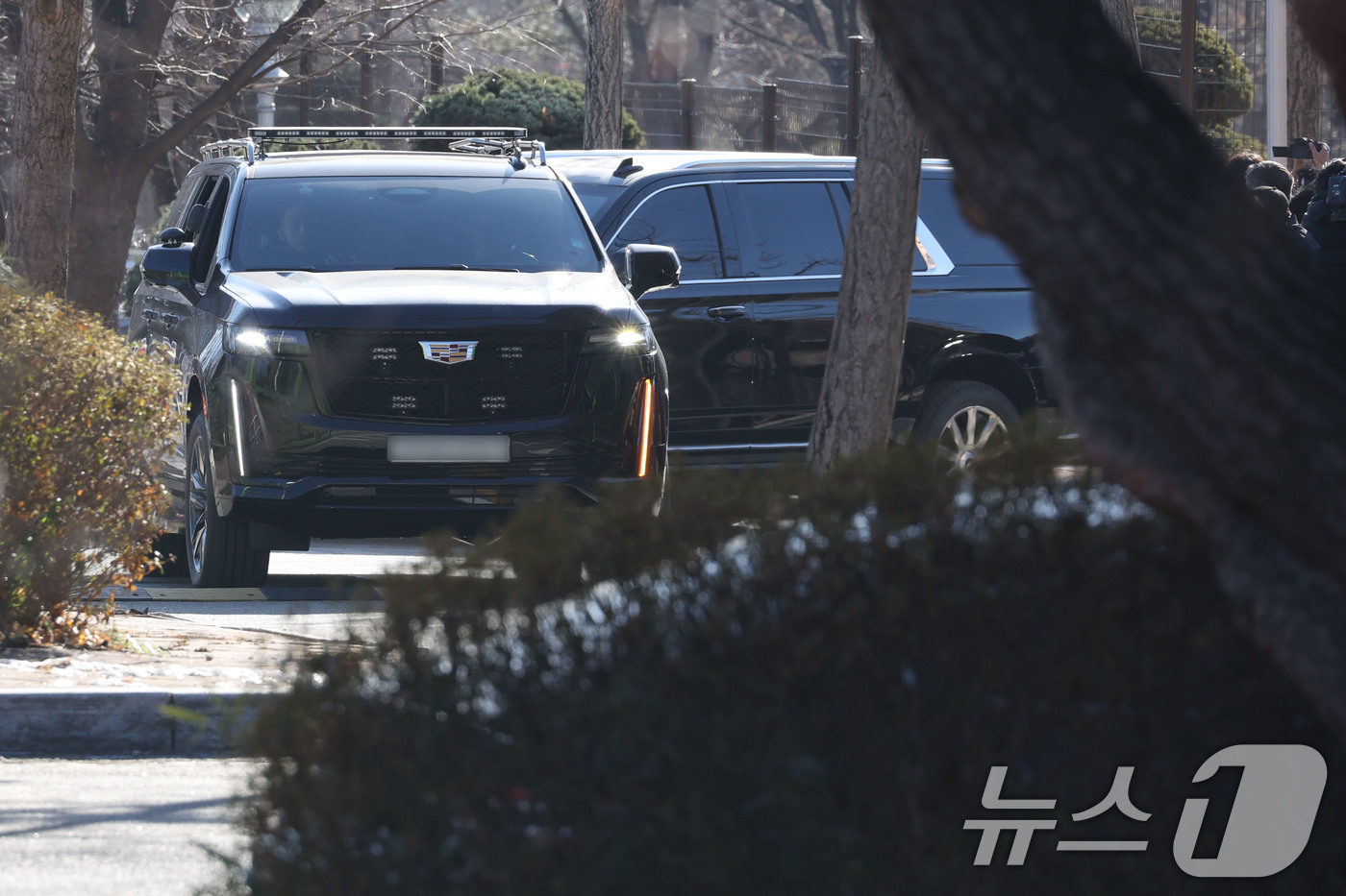 (과천=뉴스1) 김영운 기자 = 내란 우두머리 등의 혐의로 체포된 윤석열 대통령을 태운 차량이 15일 경기도 정부과천청사 고위공직자범죄수사처(공수처)로 들어서고 있다. (공동취재) …
