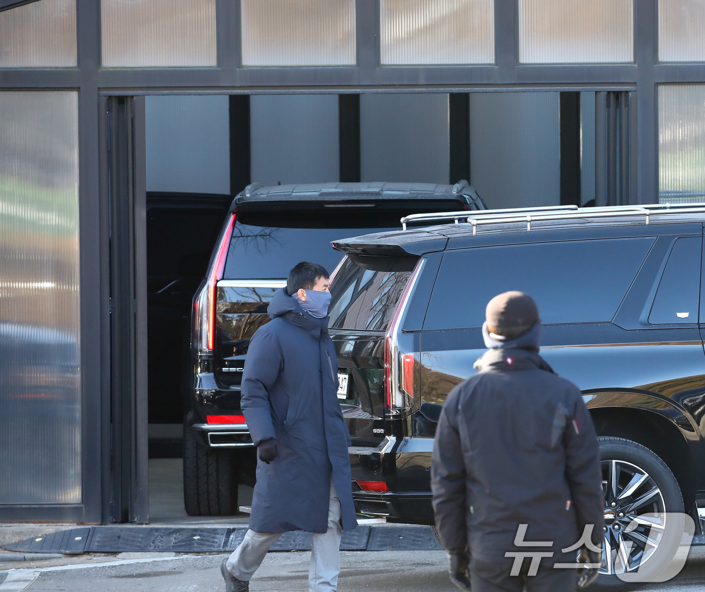 (과천=뉴스1) 김영운 기자 = 내란 우두머리 등의 혐의로 체포된 윤석열 대통령을 태운 차량이 15일 경기도 정부과천청사 고위공직자범죄수사처(공수처)로 들어서고 있다. (공동취재) …
