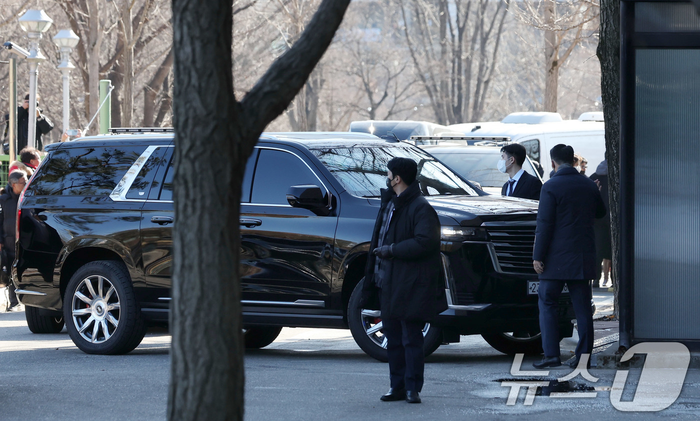 (과천=뉴스1) 김영운 기자 = 내란 우두머리 등의 혐의로 체포된 윤석열 대통령을 태운 차량이 15일 경기도 정부과천청사 고위공직자범죄수사처(공수처)로 들어서고 있다. (공동취재) …