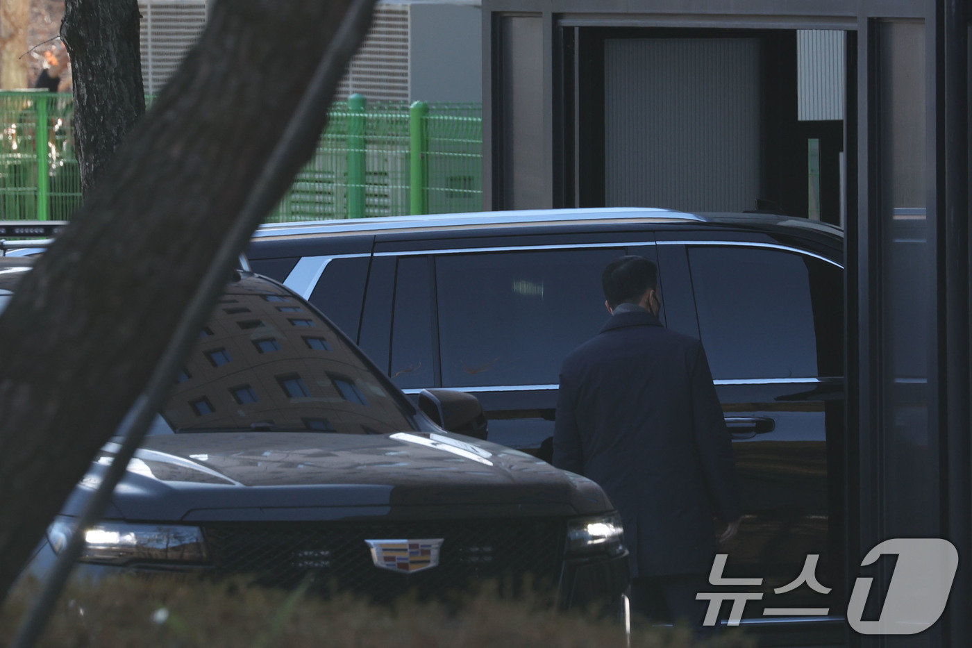 (과천=뉴스1) 김영운 기자 = 내란 우두머리 등의 혐의로 체포된 윤석열 대통령을 태운 차량이 15일 경기도 정부과천청사 고위공직자범죄수사처(공수처)로 들어서고 있다. (공동취재) …