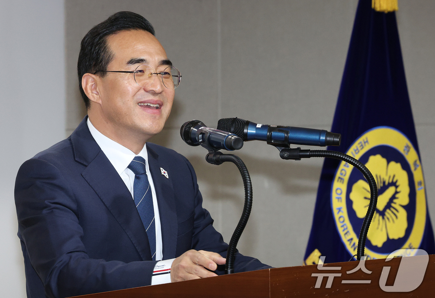 (서울=뉴스1) 장수영 기자 = 박홍근 더불어민주당 의원이 15일 오전 서울 여의도 광복회관에서 열린 광복 80주년 기념 홍범도 장군 다큐멘터리 영화 '독립군(가제)' 제작 발표회 …