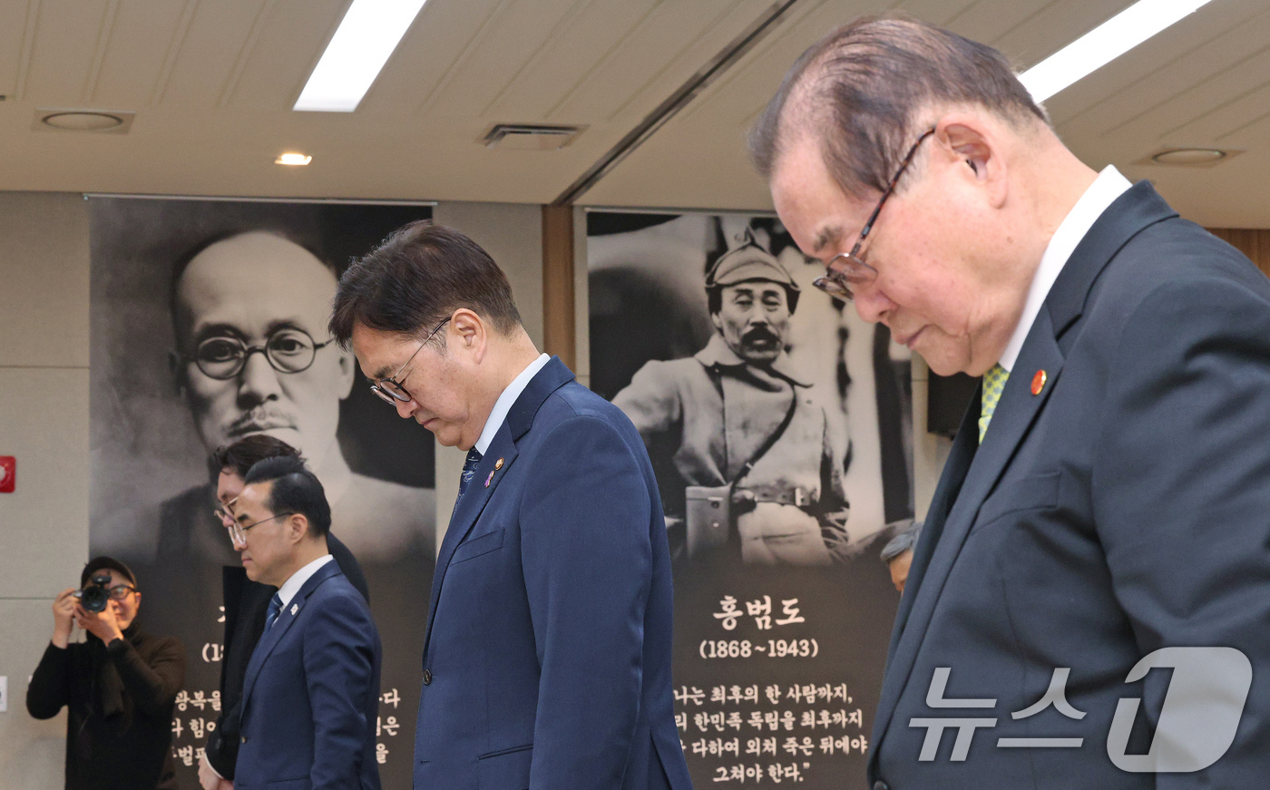 (서울=뉴스1) 장수영 기자 = 15일 오전 서울 여의도 광복회관에서 열린 광복 80주년 기념 홍범도 장군 다큐멘터리 영화 '독립군(가제)' 제작 발표회에 참석한 우원식 국회의장과 …
