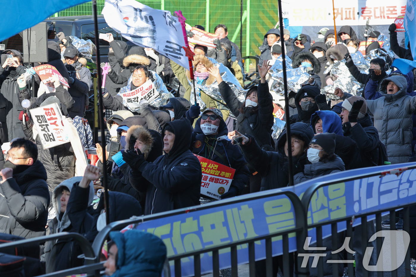 (서울=뉴스1) 신웅수 기자 = 15일 오전 서울 용산구 한남동 대통령 관저 앞에서 윤석열 대통령 체포를 촉구하는 시민들이 윤 대통령 체포 소식을 듣고 환호하고 있다. 2025.1 …