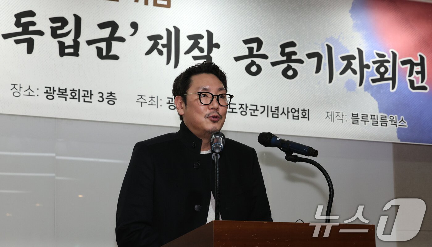 본문 이미지 - 배우 조진웅 씨가 15일 오전 서울 여의도 광복회관에서 열린 광복 80주년 기념 홍범도 장군 다큐멘터리 영화 &#39;독립군&#40;가제&#41;&#39; 제작 발표회에서 인사말을 하고 있다. 2025.1.15/뉴스1 ⓒ News1 장수영 기자
