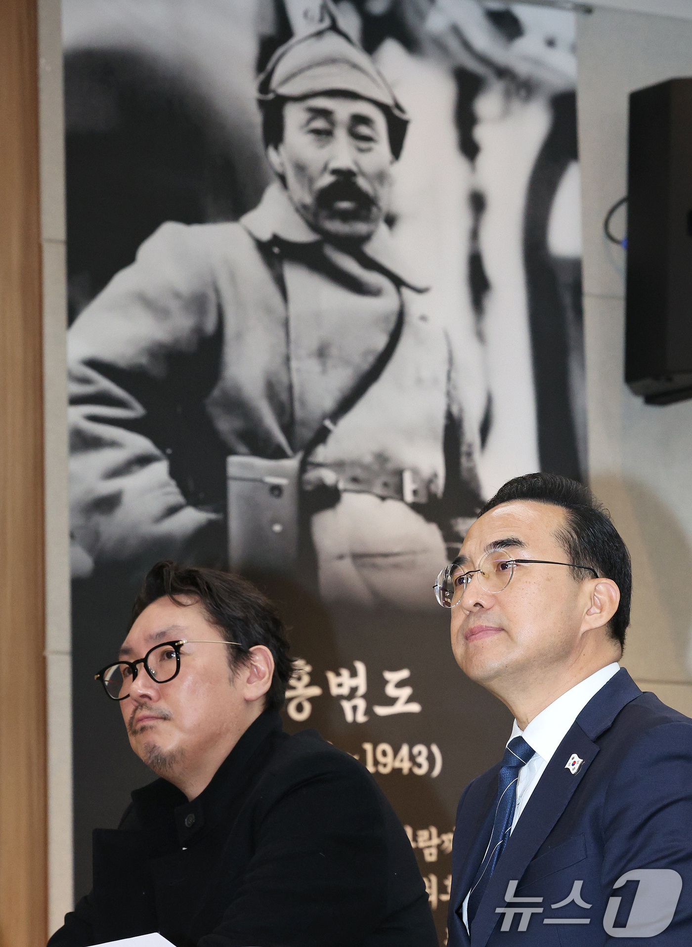 (서울=뉴스1) 장수영 기자 = 박홍근 더불어민주당 의원과 배우 조진웅씨가 15일 오전 서울 여의도 광복회관에서 열린 광복 80주년 기념 홍범도 장군 다큐멘터리 영화 '독립군(가제 …