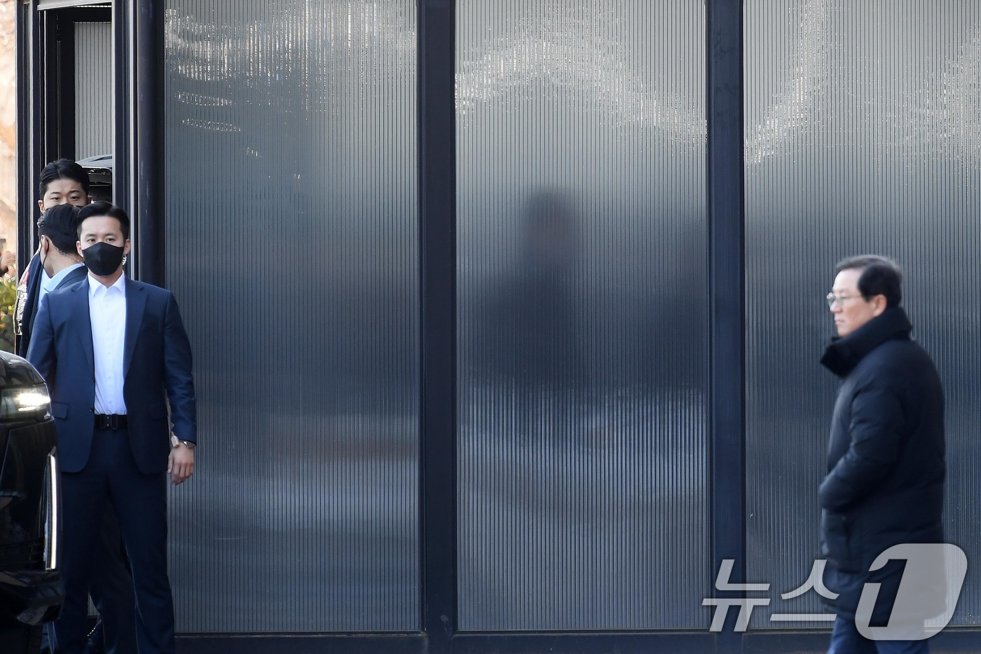 (과천=뉴스1) 김영운 기자 = 내란 우두머리 혐의로 체포된 윤석열 대통령이 15일 오전 경기 과천 고위공직자범죄수사처(공수처)에 도착해 조사실로 향하고 있다. (공동취재) 202 …