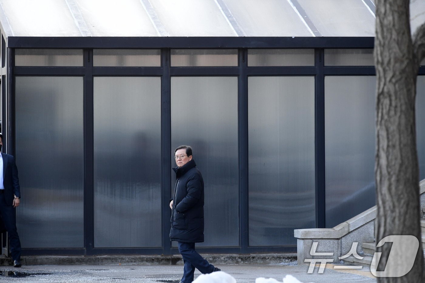 (과천=뉴스1) 김영운 기자 = 15일 관저에서 체포된 윤석열 대통령이 경기도 정부과천청사 고위공직자수사처 조사실로 향하는 가운데 윤갑근 변호사가 자리를 지키고 있다. (공동취재) …