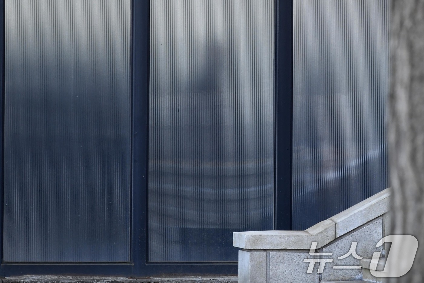 (과천=뉴스1) 김영운 기자 = 내란 우두머리 혐의로 체포된 윤석열 대통령이 15일 오전 경기 과천 고위공직자범죄수사처(공수처)에 도착해 조사실로 향하고 있다. (공동취재) 202 …