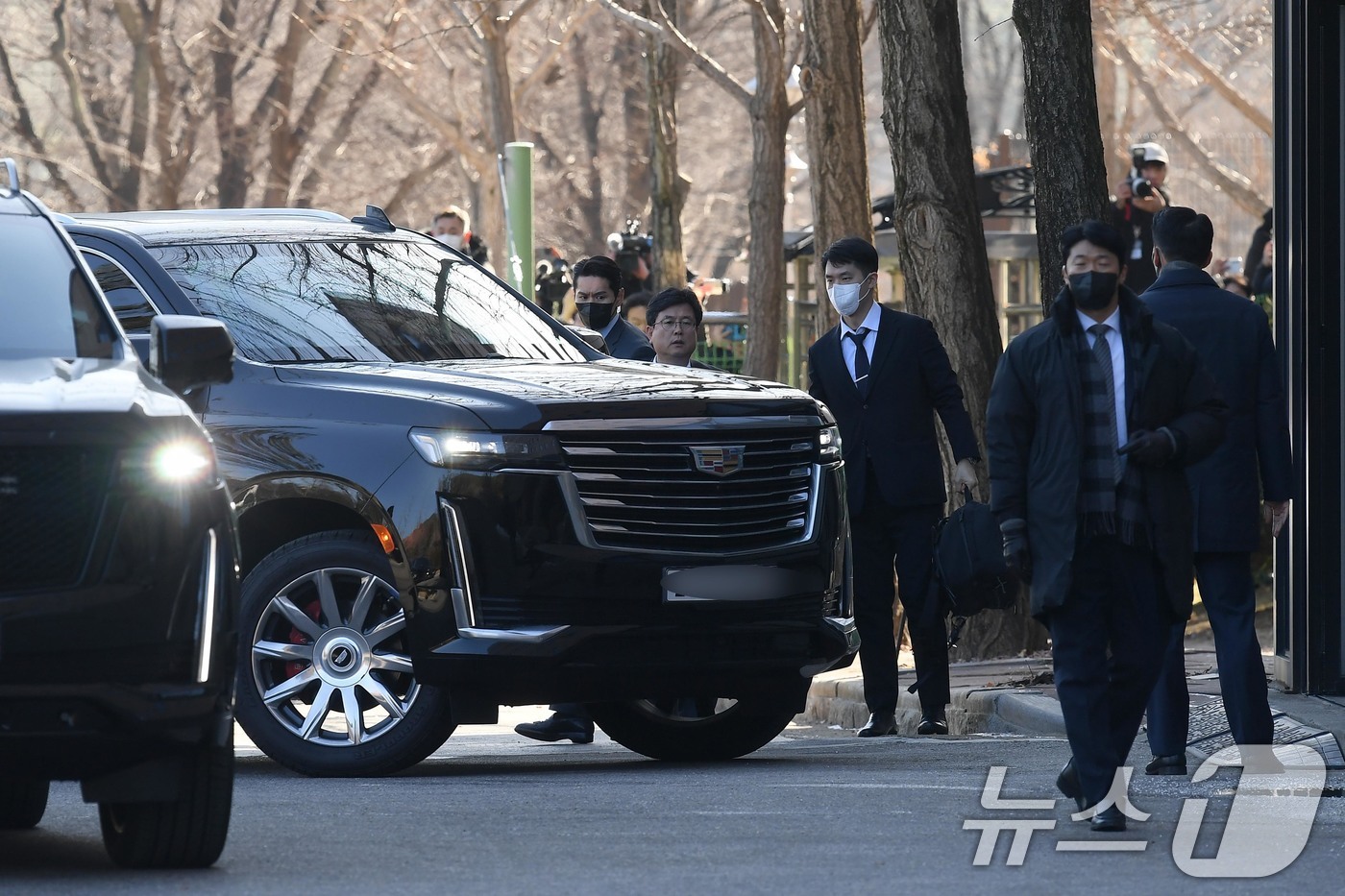 (과천=뉴스1) 김영운 기자 = 내란 우두머리 등의 혐의로 체포된 윤석열 대통령을 태운 차량이 15일 경기도 정부과천청사 고위공직자범죄수사처(공수처)로 들어서고 있다. (공동취재) …