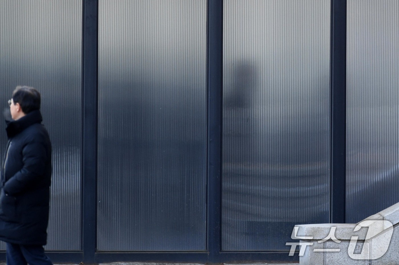 (과천=뉴스1) 김영운 기자 = 내란 우두머리 혐의로 체포된 윤석열 대통령이 15일 오전 경기 과천 고위공직자범죄수사처(공수처)에 도착해 조사실로 향하고 있다. (공동취재) 202 …