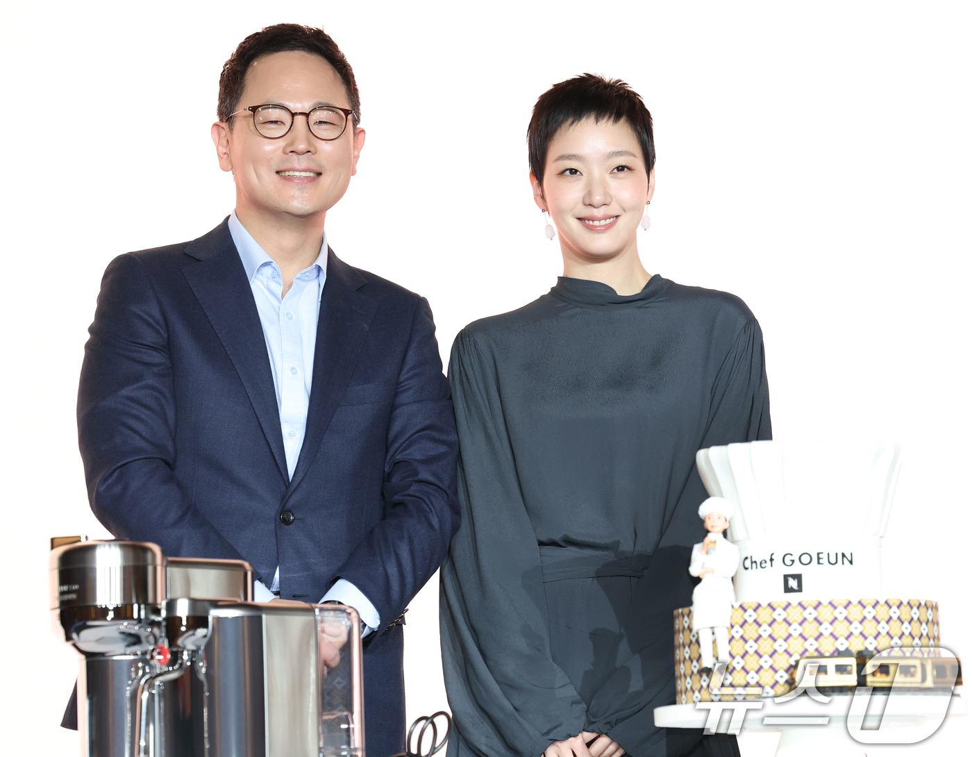 (서울=뉴스1) 권현진 기자 = 박성용 네스프레스 코리아 대표와 배우 김고은(오른쪽)이 15일 오전 서울 영등포구 여의도 페어몬트 앰배서더 서울에서 열린 프리미엄 커피 브랜드 네스 …