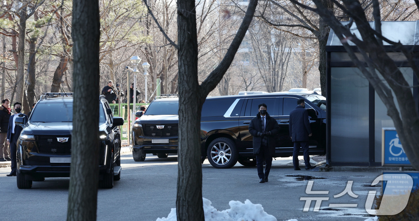 (과천=뉴스1) 김영운 기자 = 내란 우두머리 등의 혐의로 체포된 윤석열 대통령을 태운 차량이 15일 경기도 정부과천청사 고위공직자범죄수사처(공수처)로 들어서고 있다. (공동취재) …