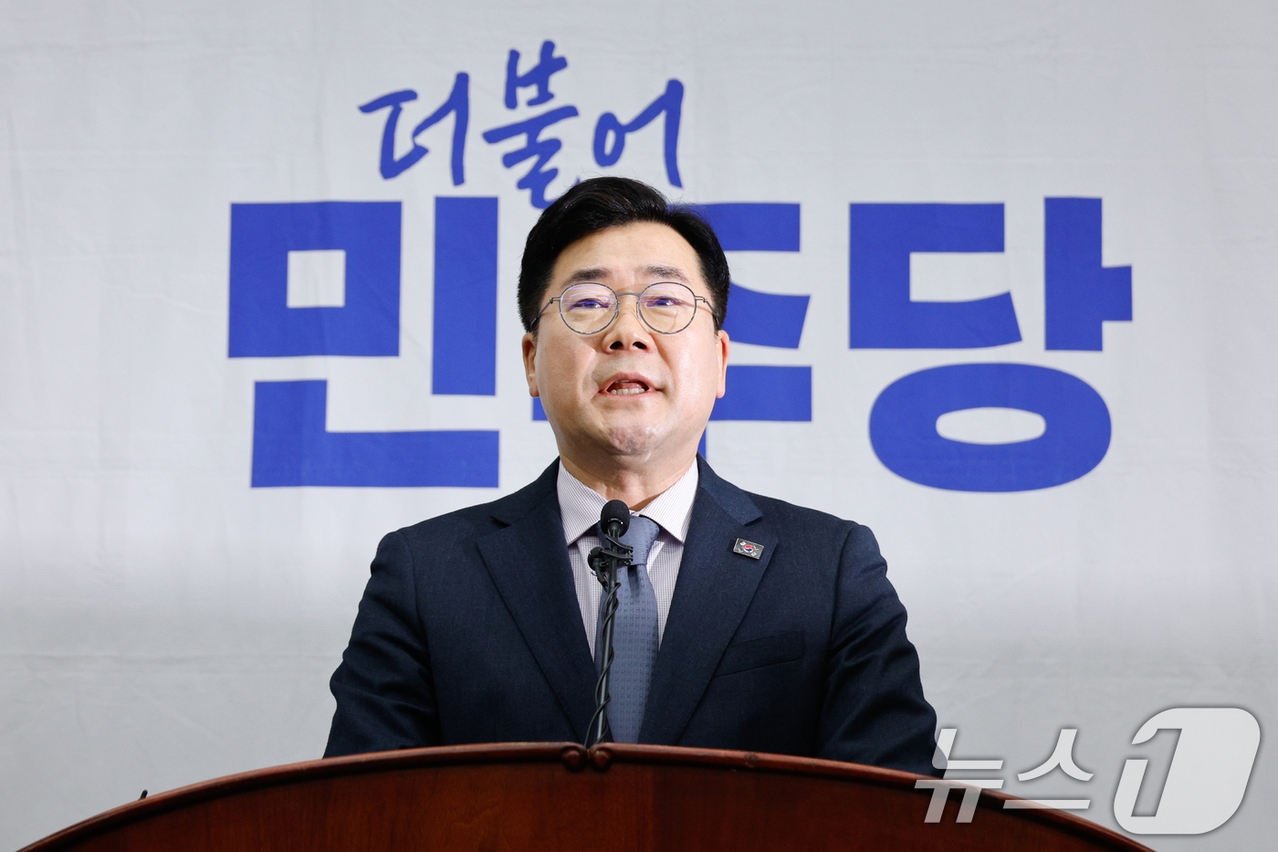 (서울=뉴스1) 안은나 기자 = 박찬대 더불어민주당 원내대표가 15일 오전 서울 여의도 국회에서 열린 비상 의원총회에서 윤석열 대통령의 공수처 체포 관련 모두 발언하고 있다. 20 …