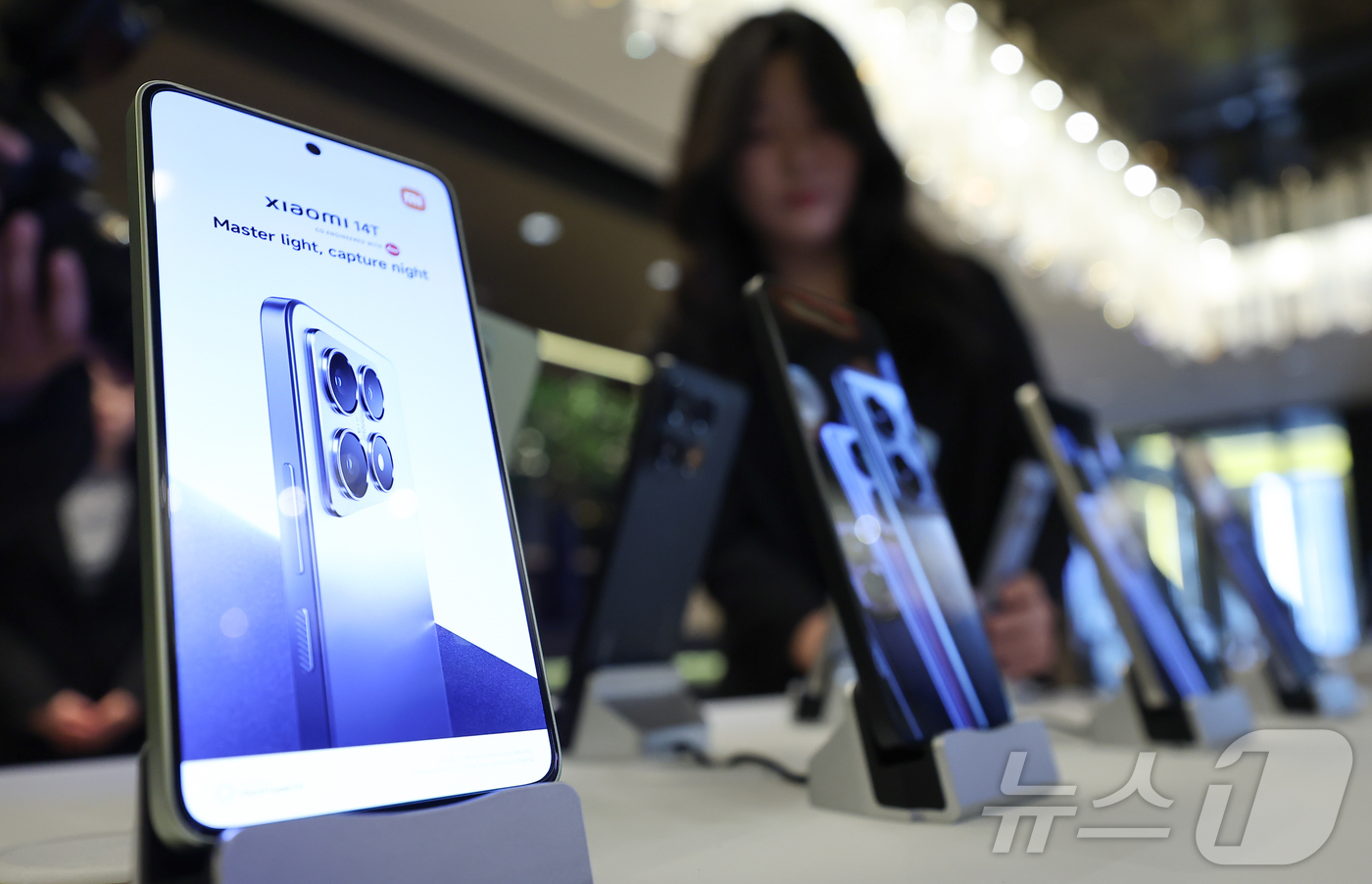 (서울=뉴스1) 김도우 기자 = 15일 서울 종로구 포시즌스호텔에서 열린 신제품 출시 기자간담회에서 직원이 신제품 샤오미 14T를 살펴보고 있다.샤오미코리아는 이날 스마트폰 2종( …