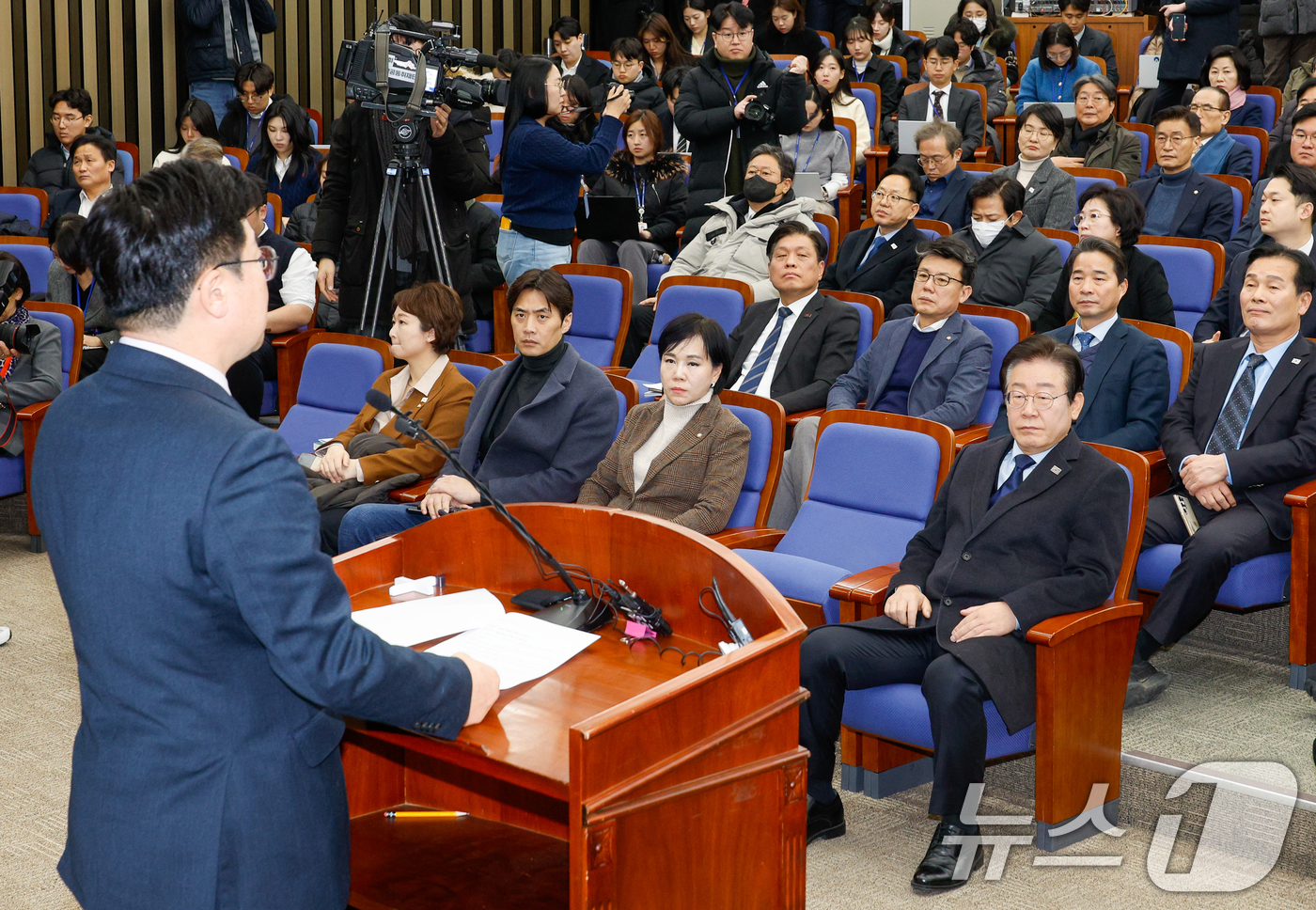 (서울=뉴스1) 안은나 기자 = 이재명 더불어민주당 대표가 15일 오전 서울 여의도 국회에서 열린 비상 의원총회에 참석해 박찬대 원내대표 발언을 듣고 있다. 2025.1.15/뉴스 …