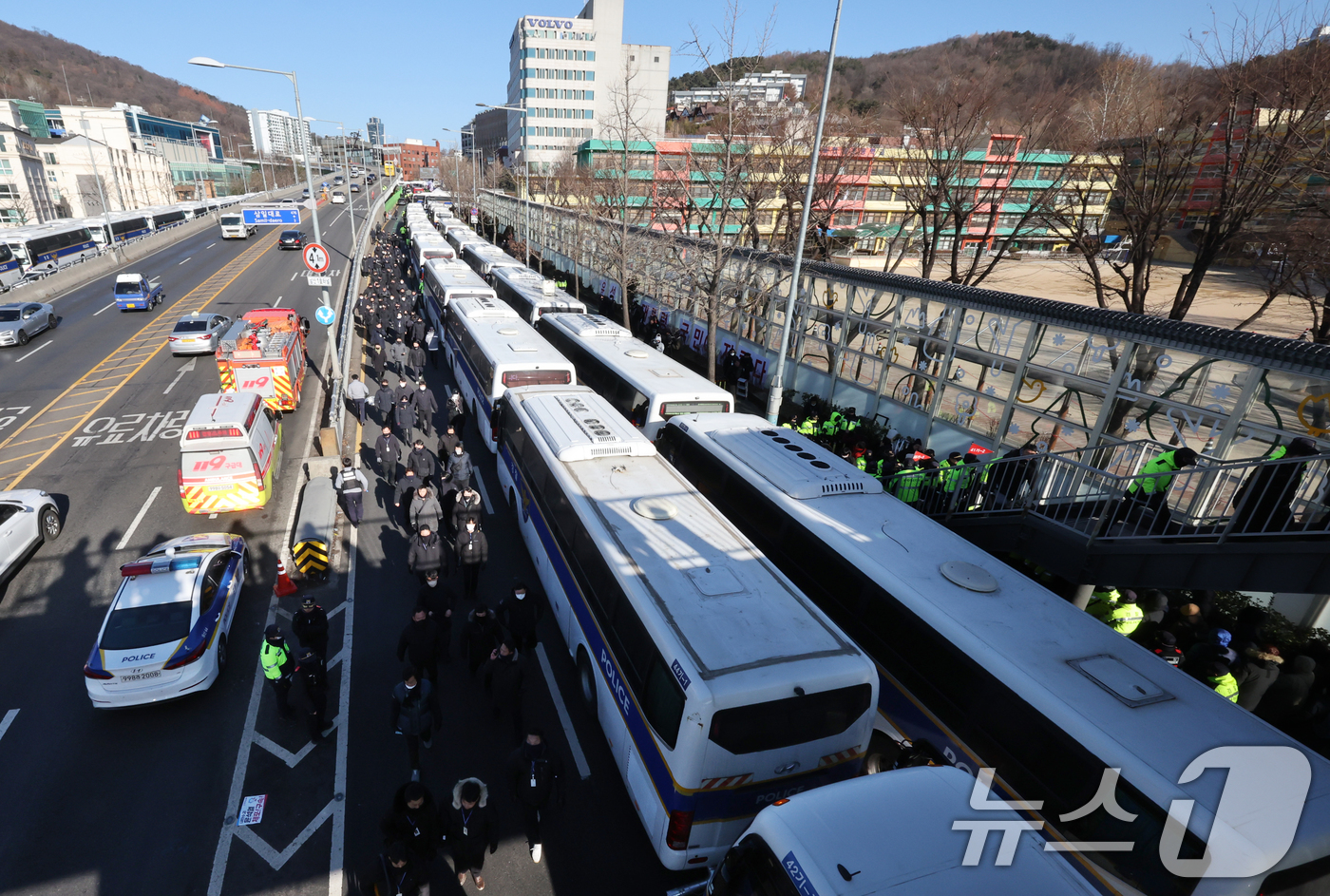 (서울=뉴스1) 송원영 기자 = 고위공직자범죄수사처가 내란 우두머리 등 혐의를 받는 윤석열 대통령을 체포한 15일 서울 용산구 대통령 관저 앞의 경찰들이 이동하고 있다. 2025. …