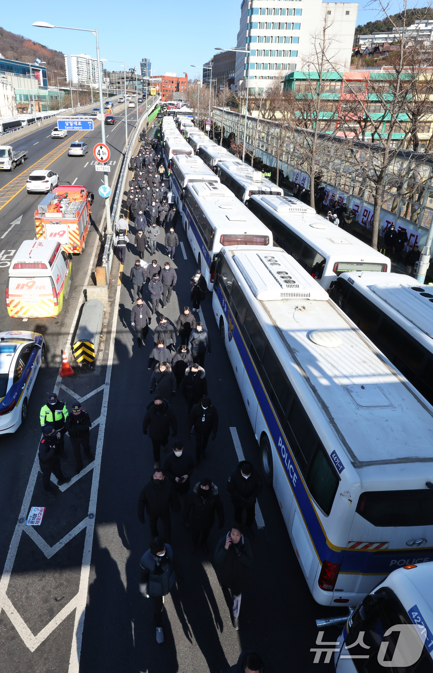 (서울=뉴스1) 송원영 기자 = 고위공직자범죄수사처가 내란 우두머리 등 혐의를 받는 윤석열 대통령을 체포한 15일 서울 용산구 대통령 관저 앞의 경찰들이 이동하고 있다. 2025. …