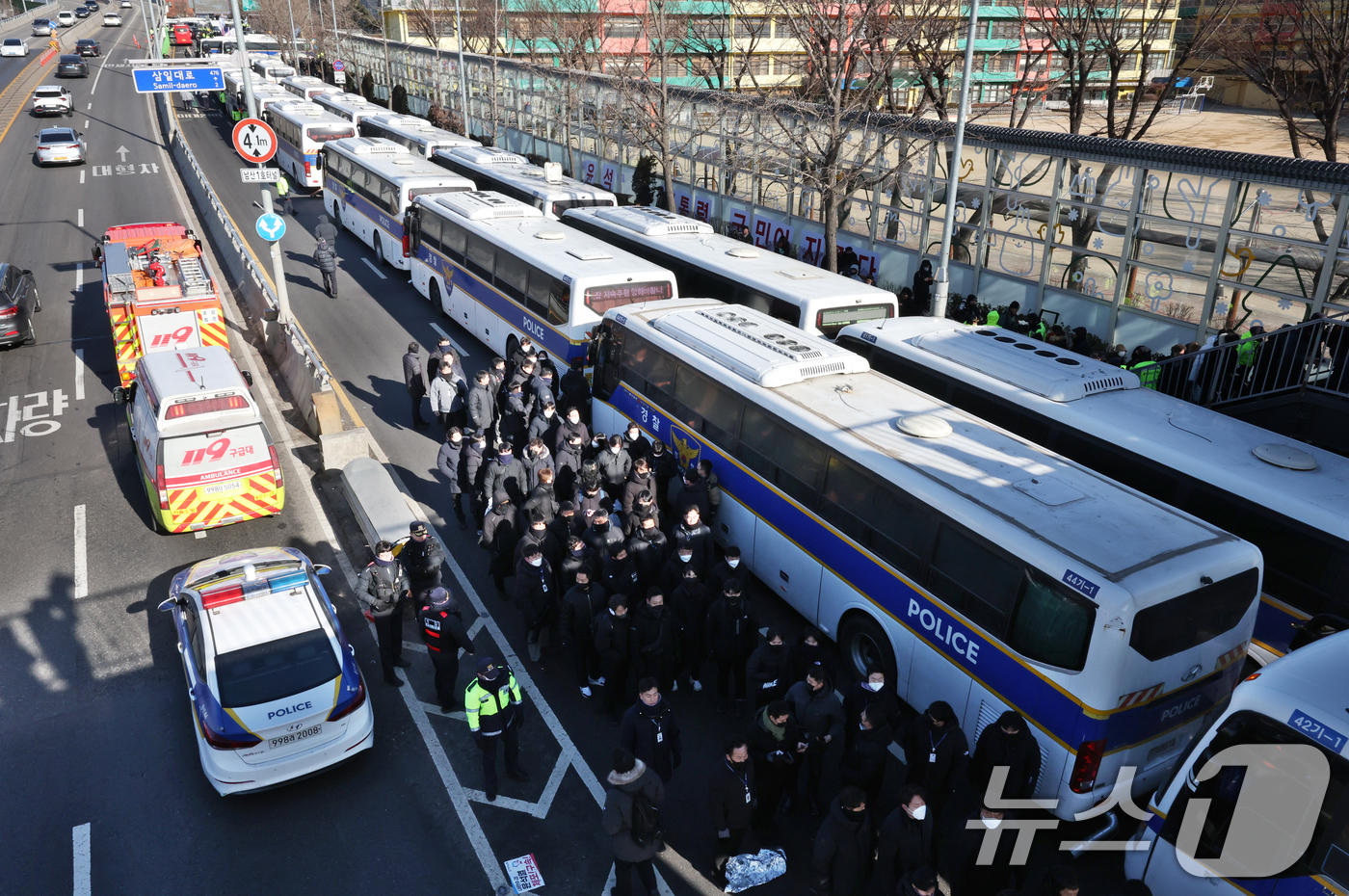 (서울=뉴스1) 송원영 기자 = 고위공직자범죄수사처가 내란 우두머리 등 혐의를 받는 윤석열 대통령을 체포한 15일 서울 용산구 대통령 관저 앞의 경찰들이 이동하고 있다. 2025. …