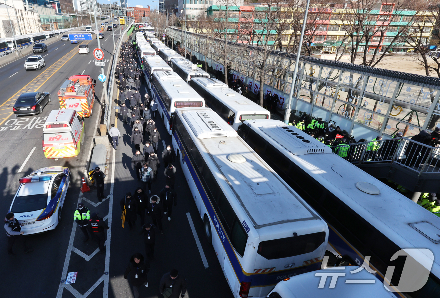 (서울=뉴스1) 송원영 기자 = 고위공직자범죄수사처가 내란 우두머리 등 혐의를 받는 윤석열 대통령을 체포한 15일 서울 용산구 대통령 관저 앞의 경찰들이 이동하고 있다. 2025. …
