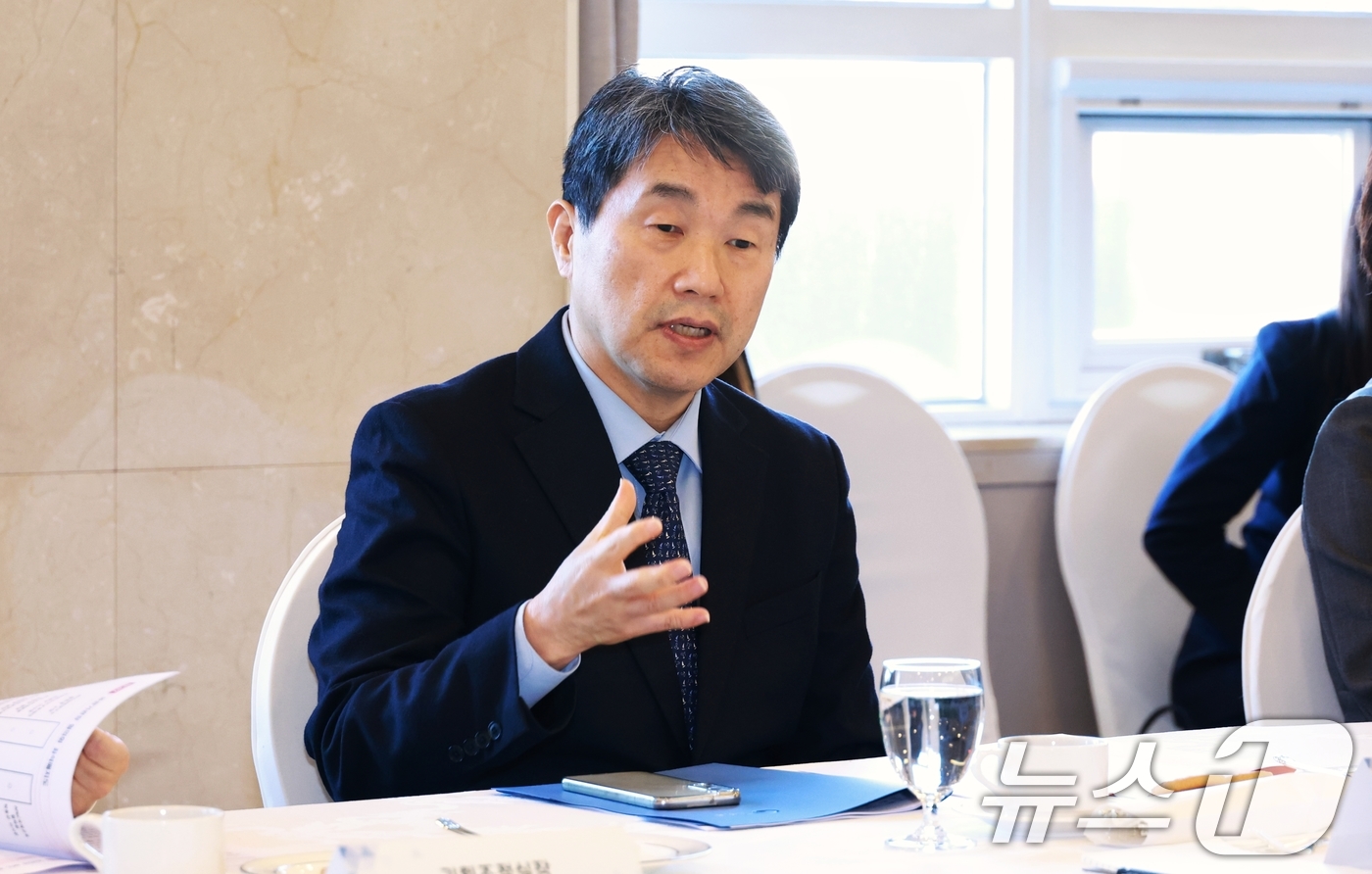 (서울=뉴스1) = 이주호 사회부총리 겸 교육부 장관이 15일 서울 중구 프레지던트 호텔에서 열린 2025 APEC 교육장관회의 유관기관장 협의회에서 모두발언을 하고 있다. (교육 …