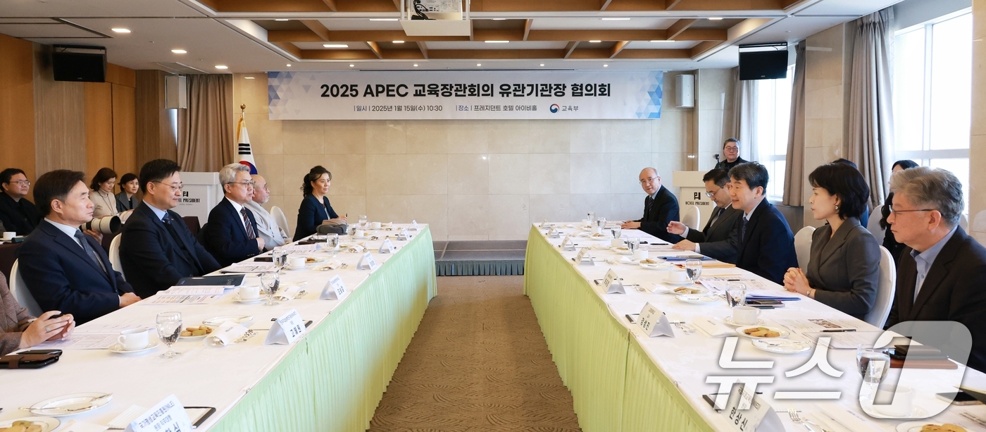 (서울=뉴스1) = 이주호 사회부총리 겸 교육부 장관이 15일 서울 중구 프레지던트 호텔에서 열린 2025 APEC 교육장관회의 유관기관장 협의회에서 모두발언을 하고 있다. (교육 …