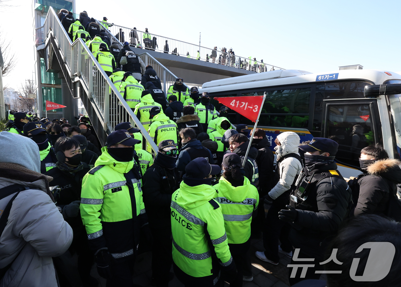 (서울=뉴스1) 송원영 기자 = 고위공직자범죄수사처가 내란 우두머리 등 혐의를 받는 윤석열 대통령을 체포한 15일 서울 용산구 대통령 관저 앞의 경찰들이 이동하고 있다. 2025. …